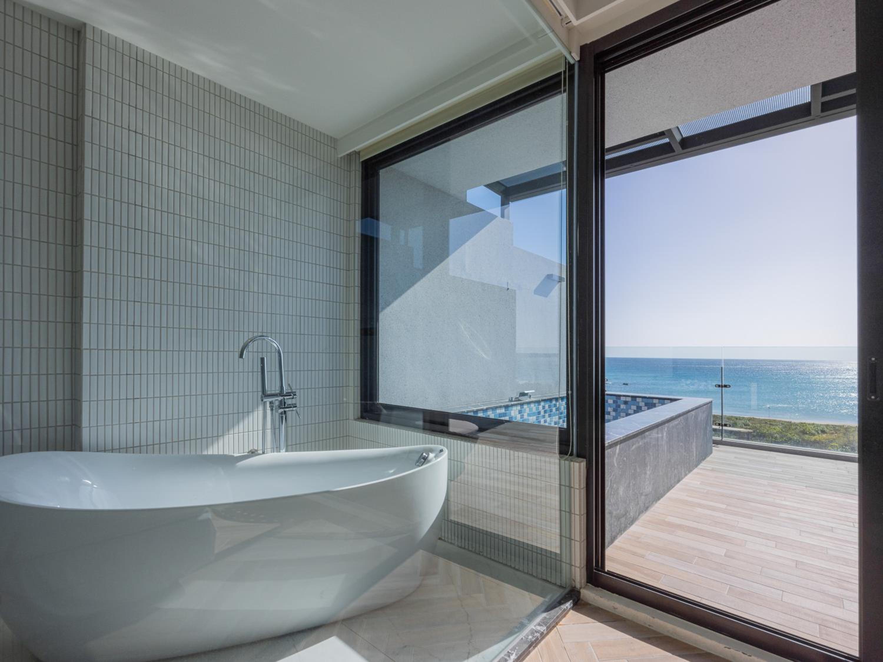 Deluxe Double Room with Balcony and Sea View photo 3
