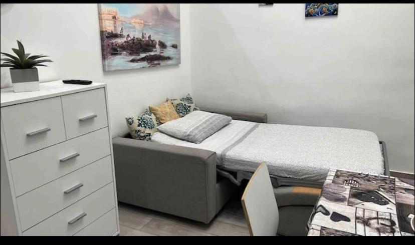 One-Bedroom Apartment with Window