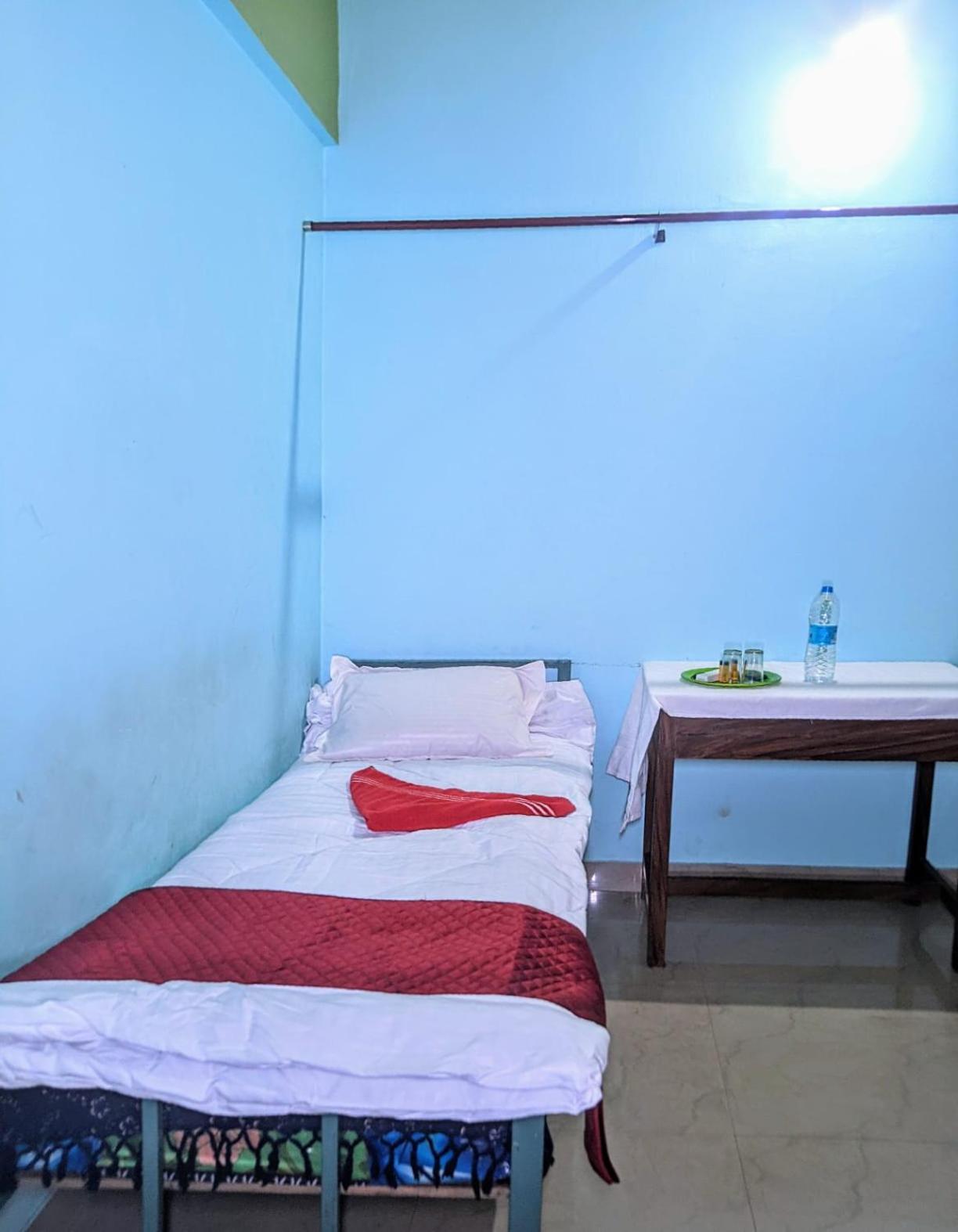 Budget Twin Room photo 2