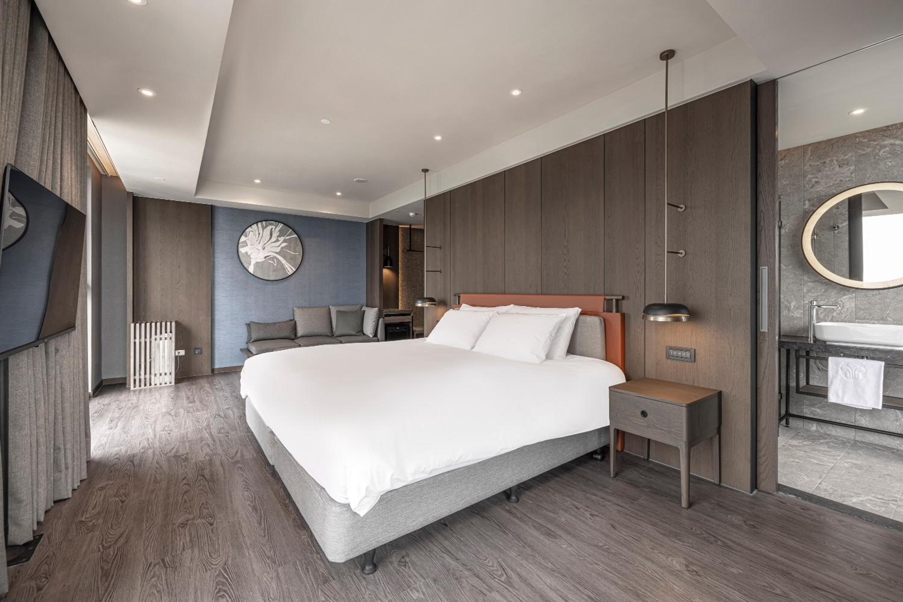 Building Serenity - Executive Superior Junior Suite with Ocean View - Photo 5