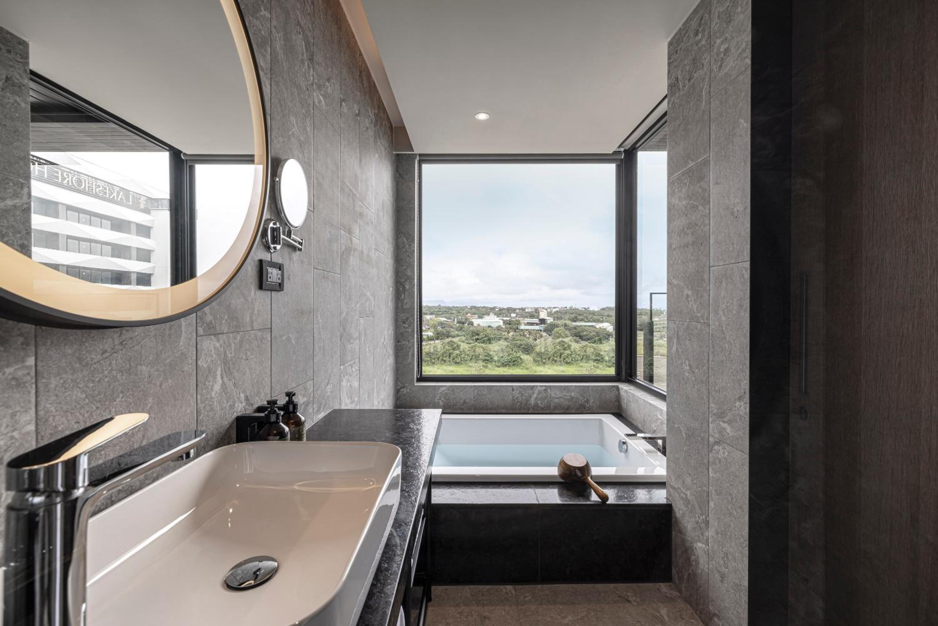 Building Serenity - Executive Superior Junior Suite with Ocean View - Photo 2