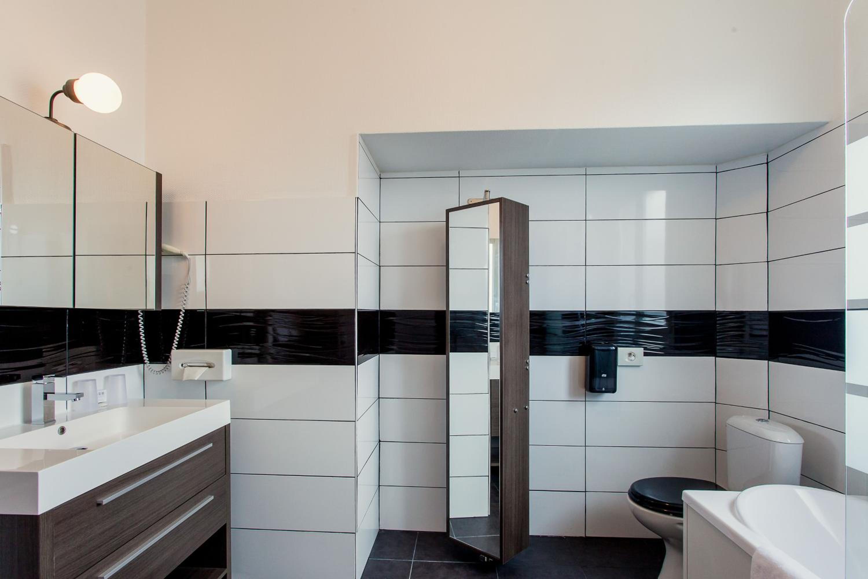 Deluxe Room - Photo 12