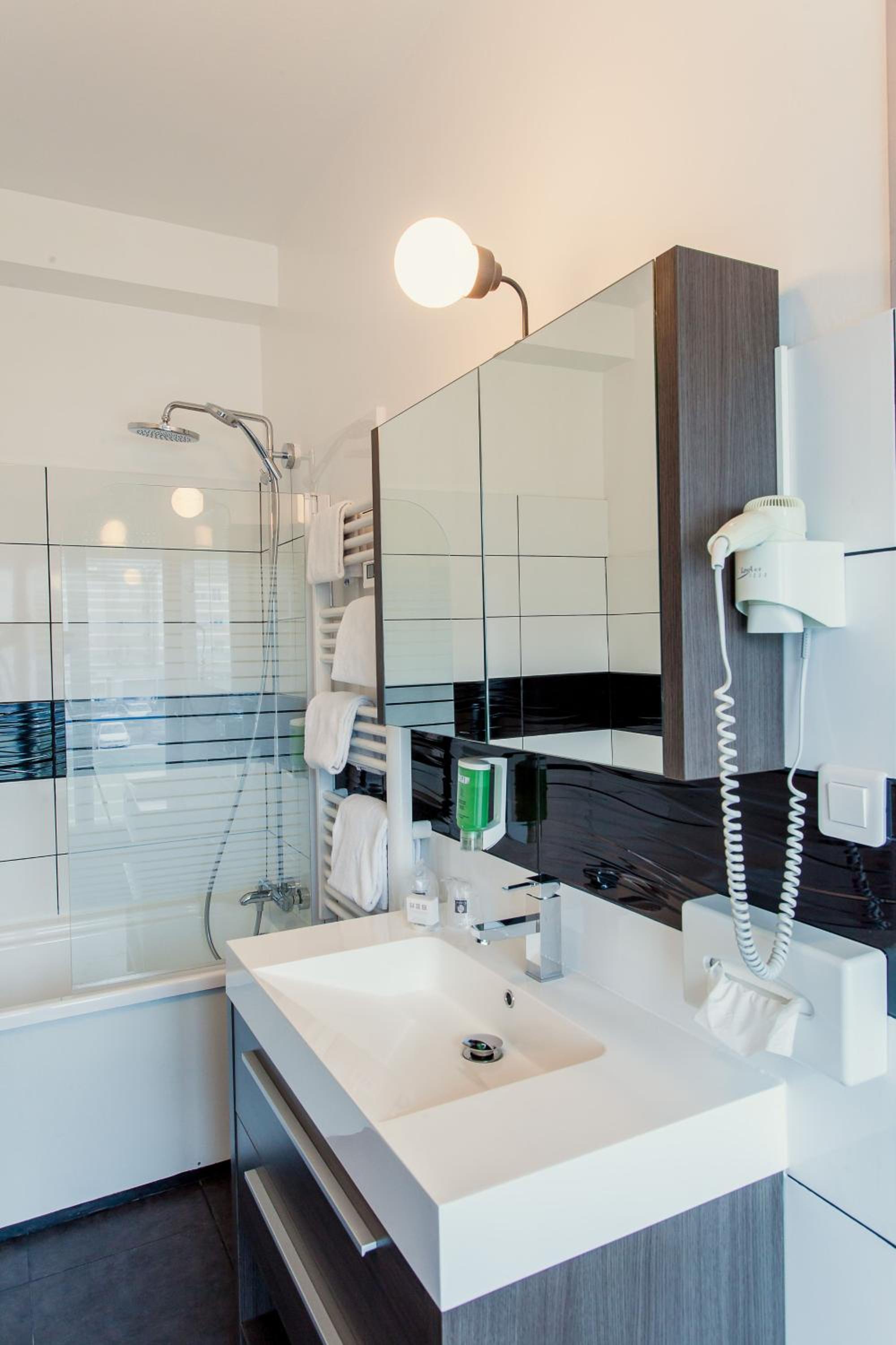 Deluxe Room - Photo 13