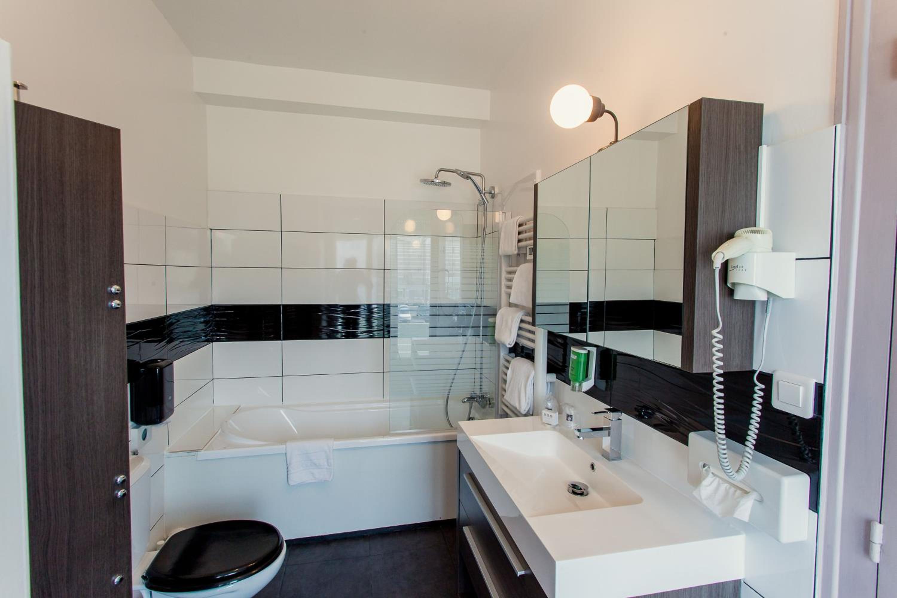 Deluxe Room - Photo 15
