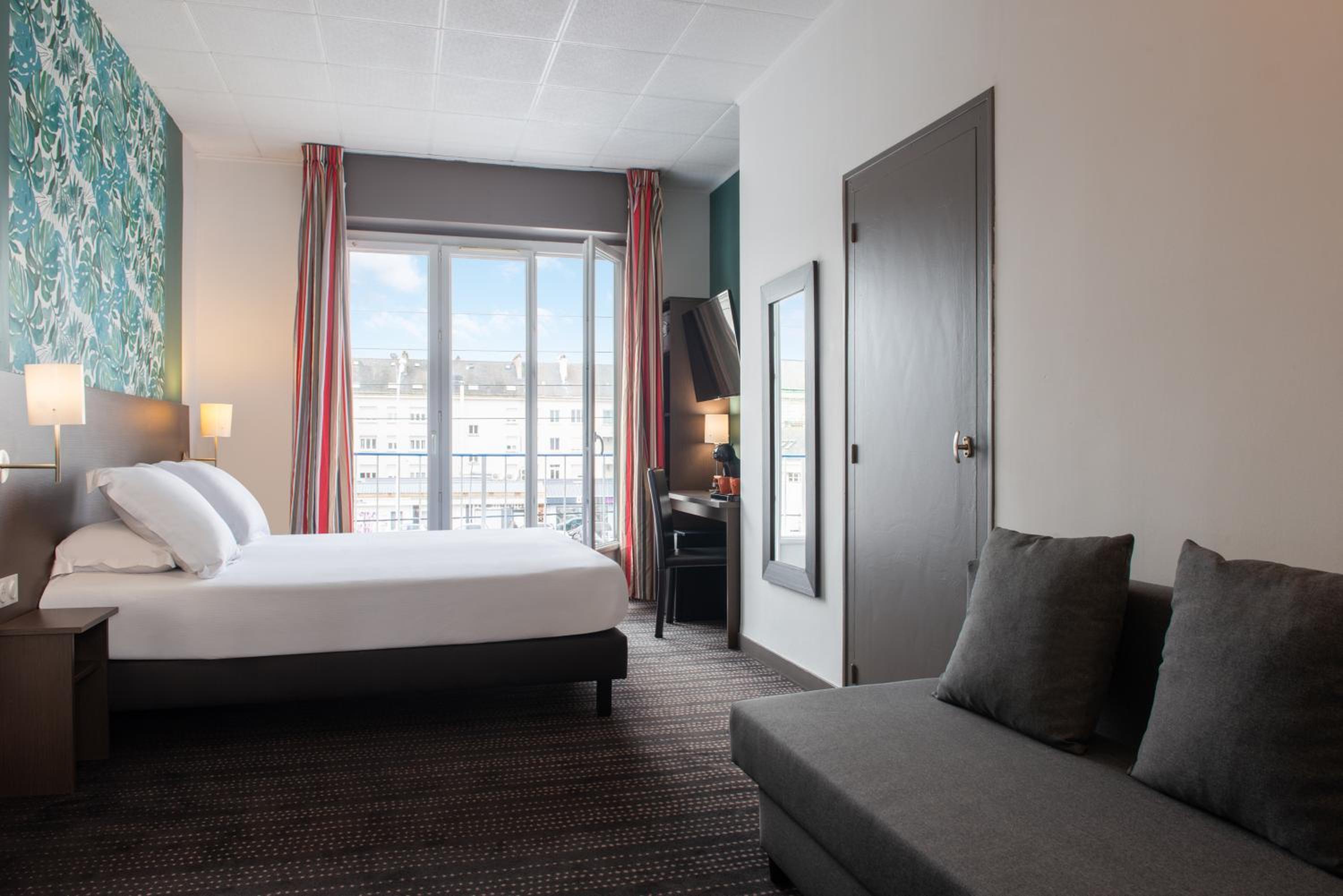 Deluxe Double Room (2 Adults + 1 Child) - Photo 6