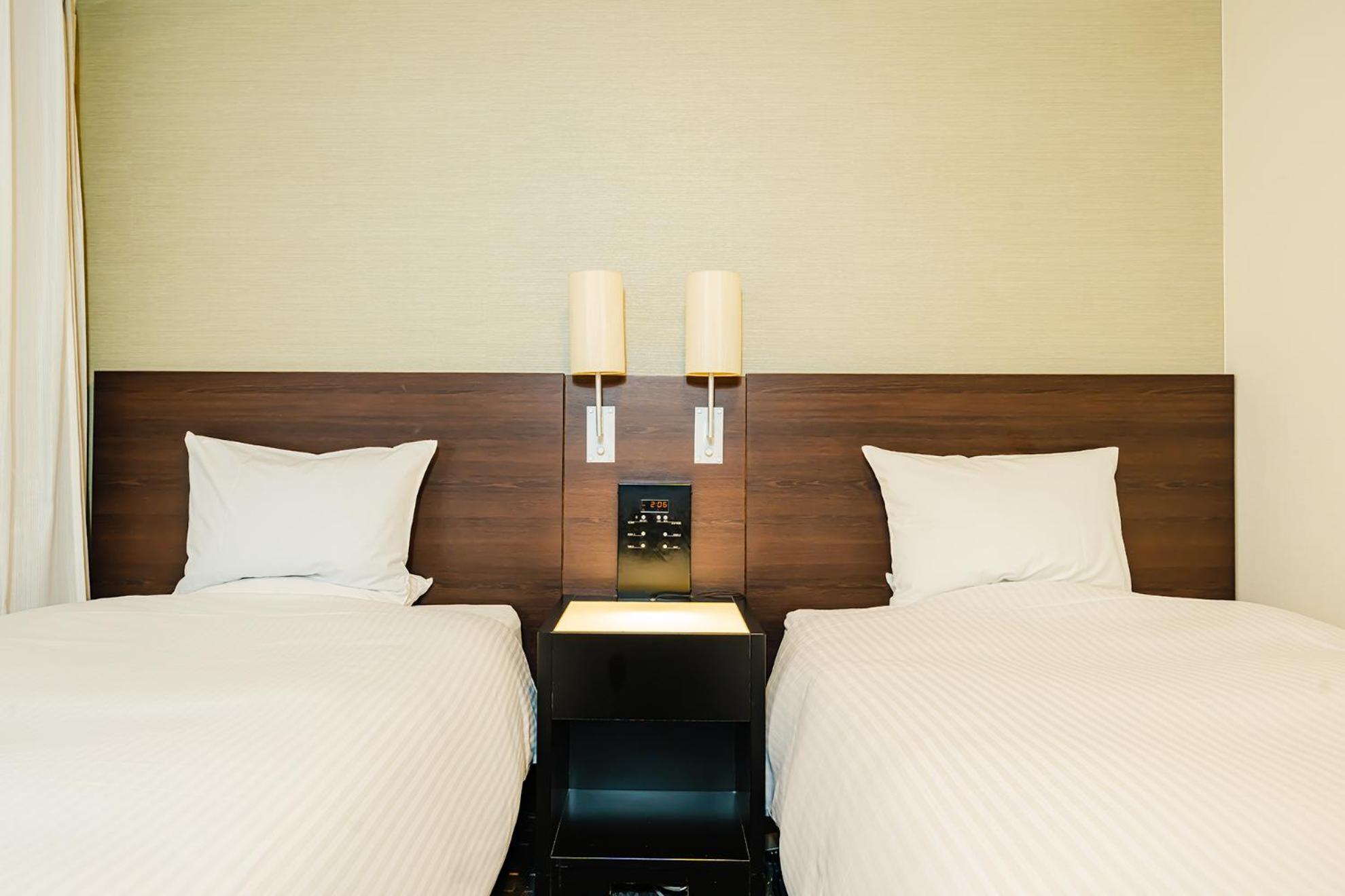 Twin Room - Non-Smoking photo 2