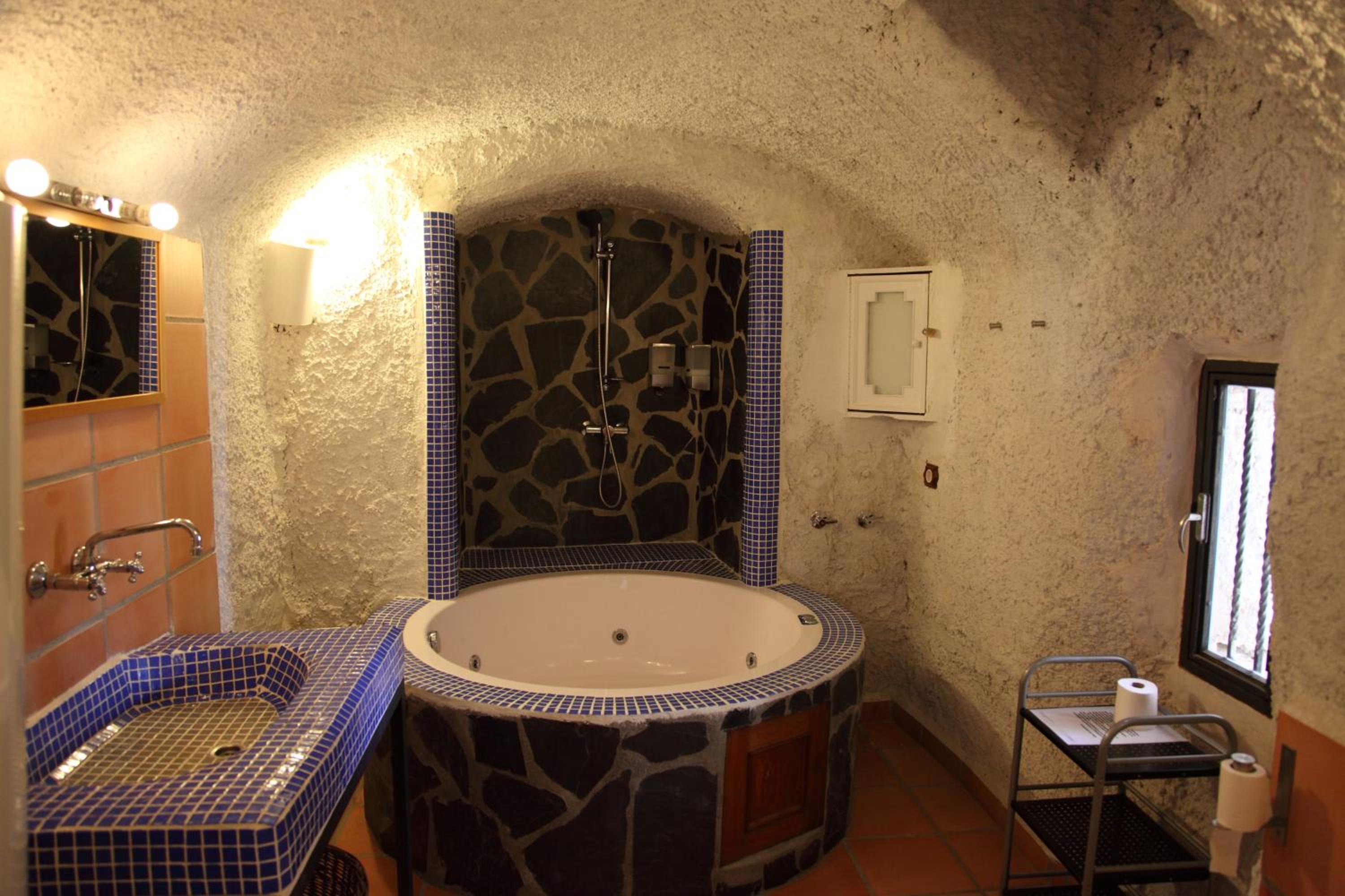 Superior Cave with Hot tub - Photo 61