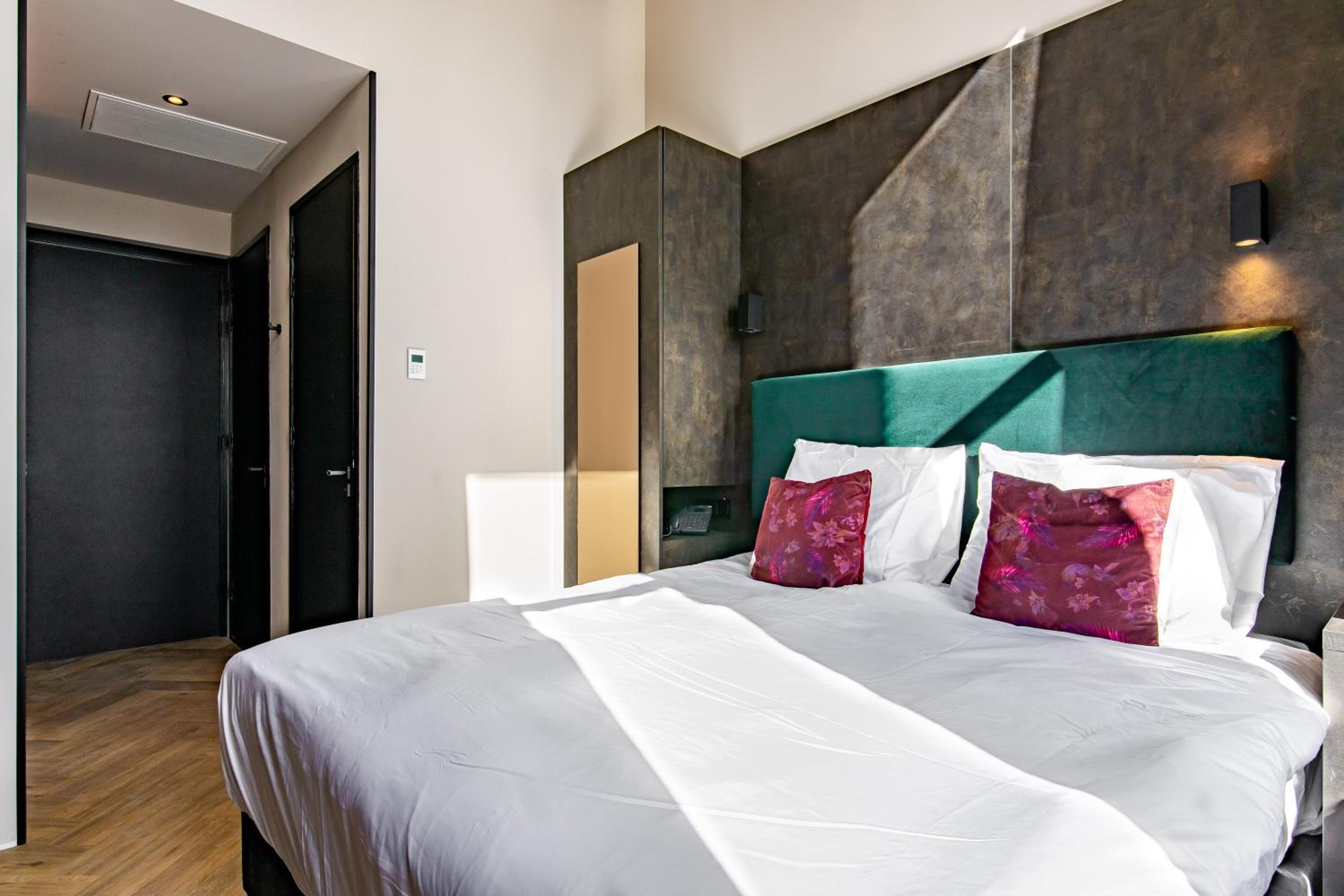 Standard Double Room thumbnail 5