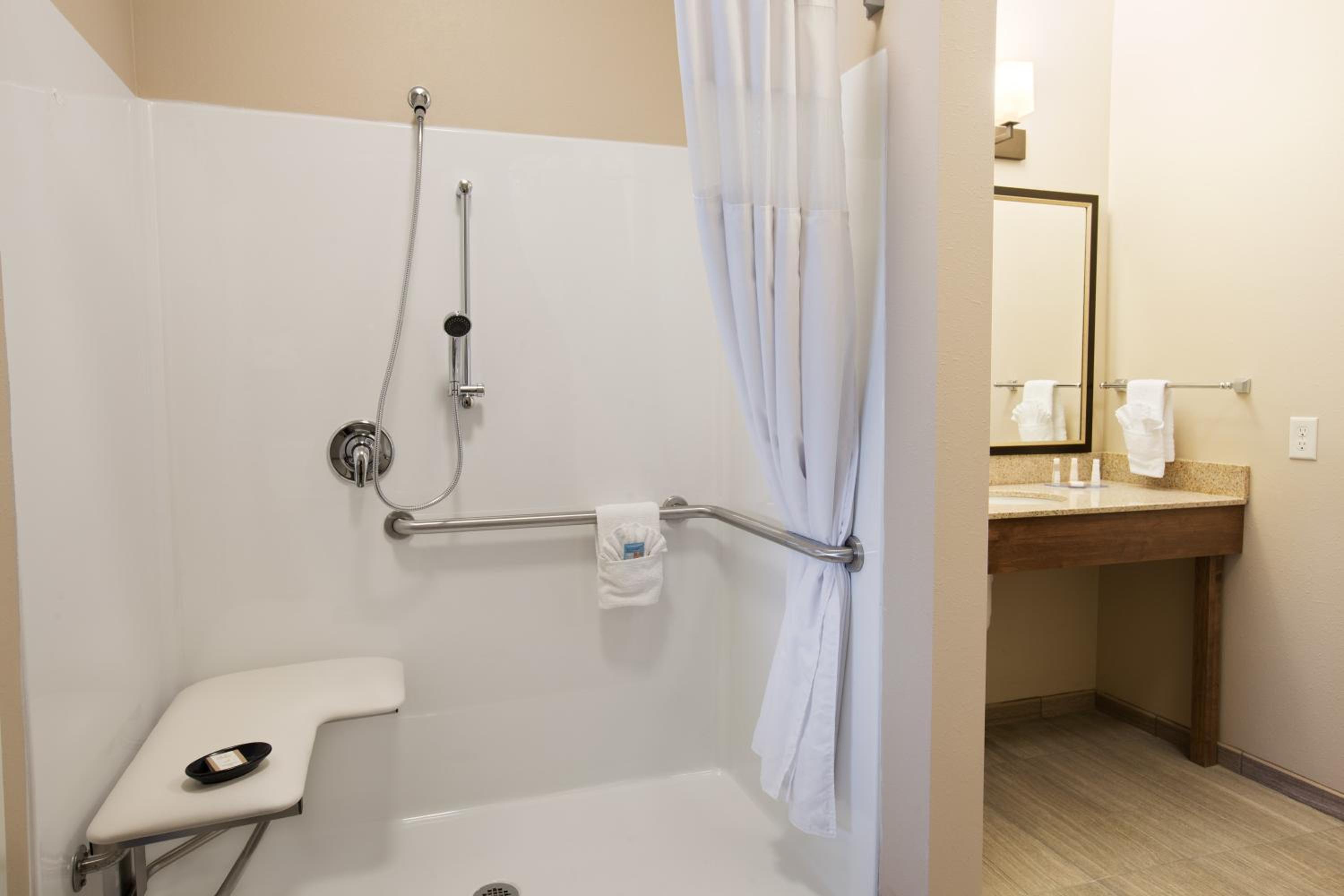 Queen Room with Two Queen Beds and Roll-In Shower - Mobility/Hearing Accessible - Non-Smoking photo 2