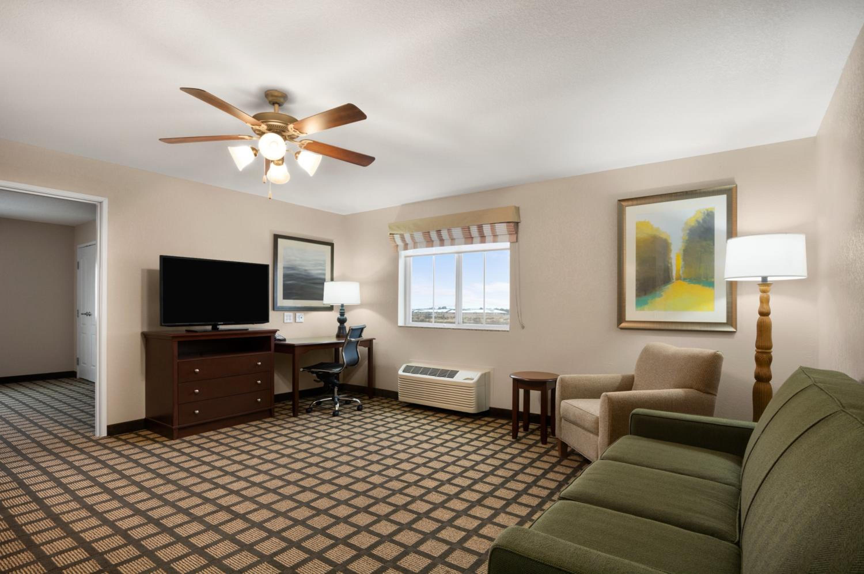Queen Suite - Non-Smoking photo 3