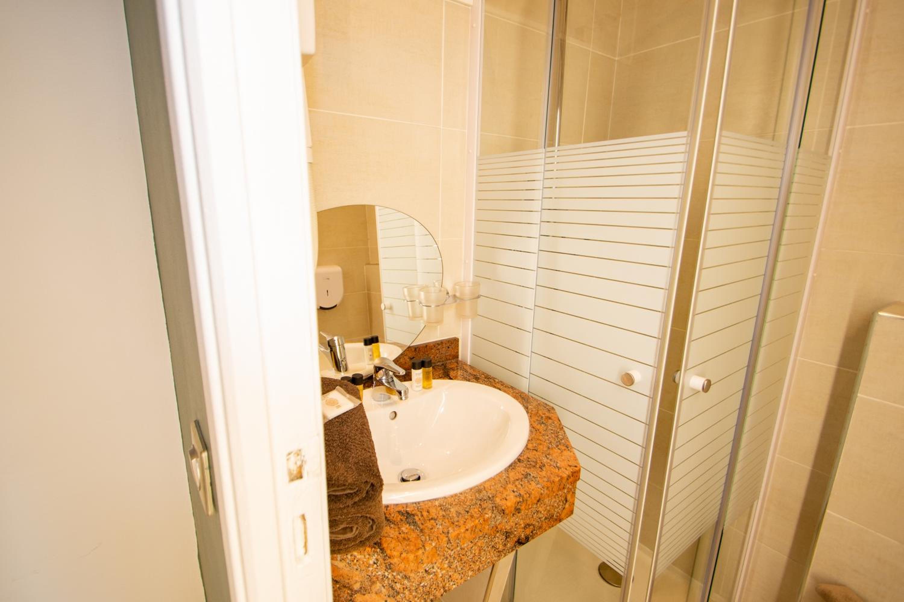 Twin Room - Photo 3