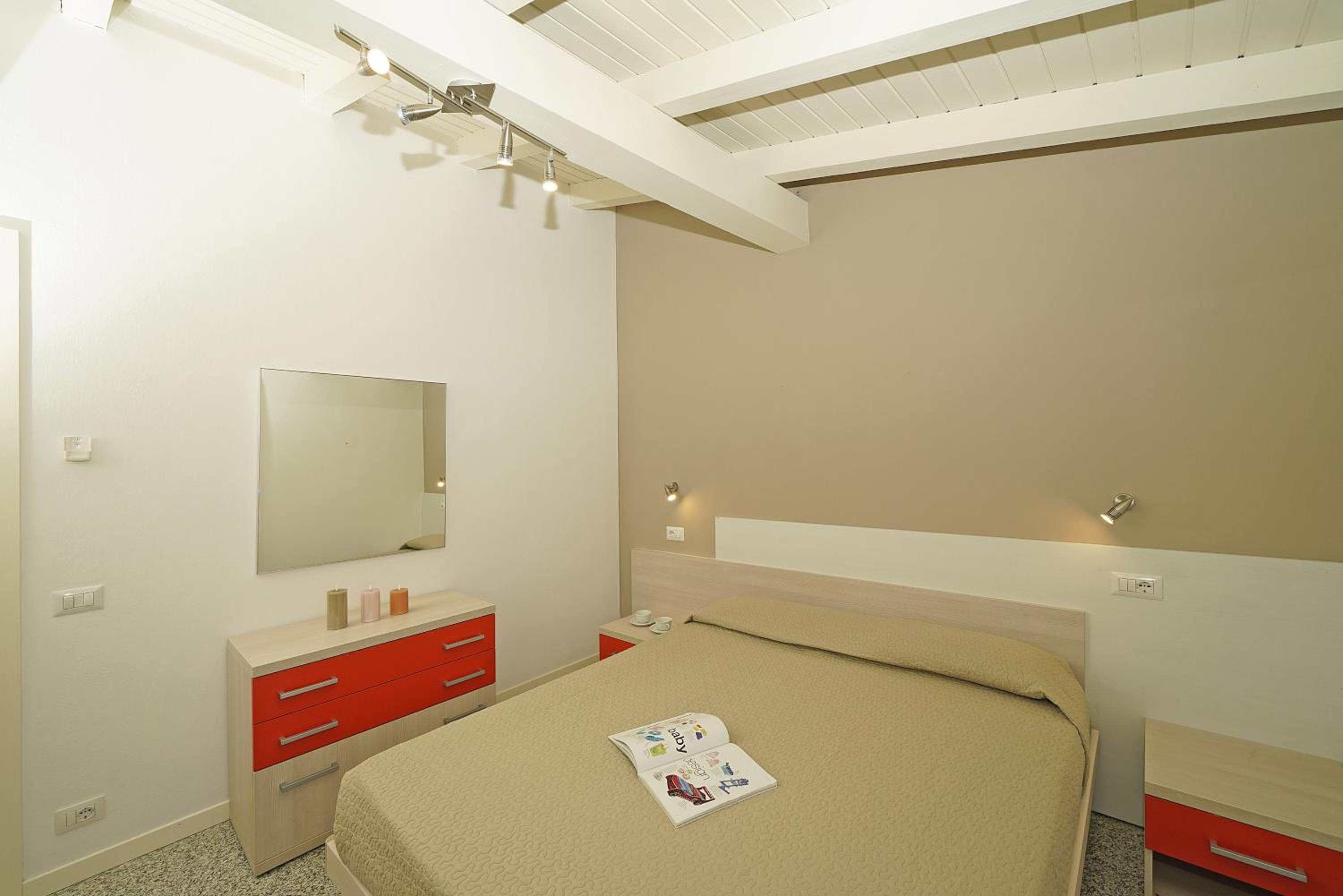 Two-Bedroom Apartment with Lake View - Photo 5