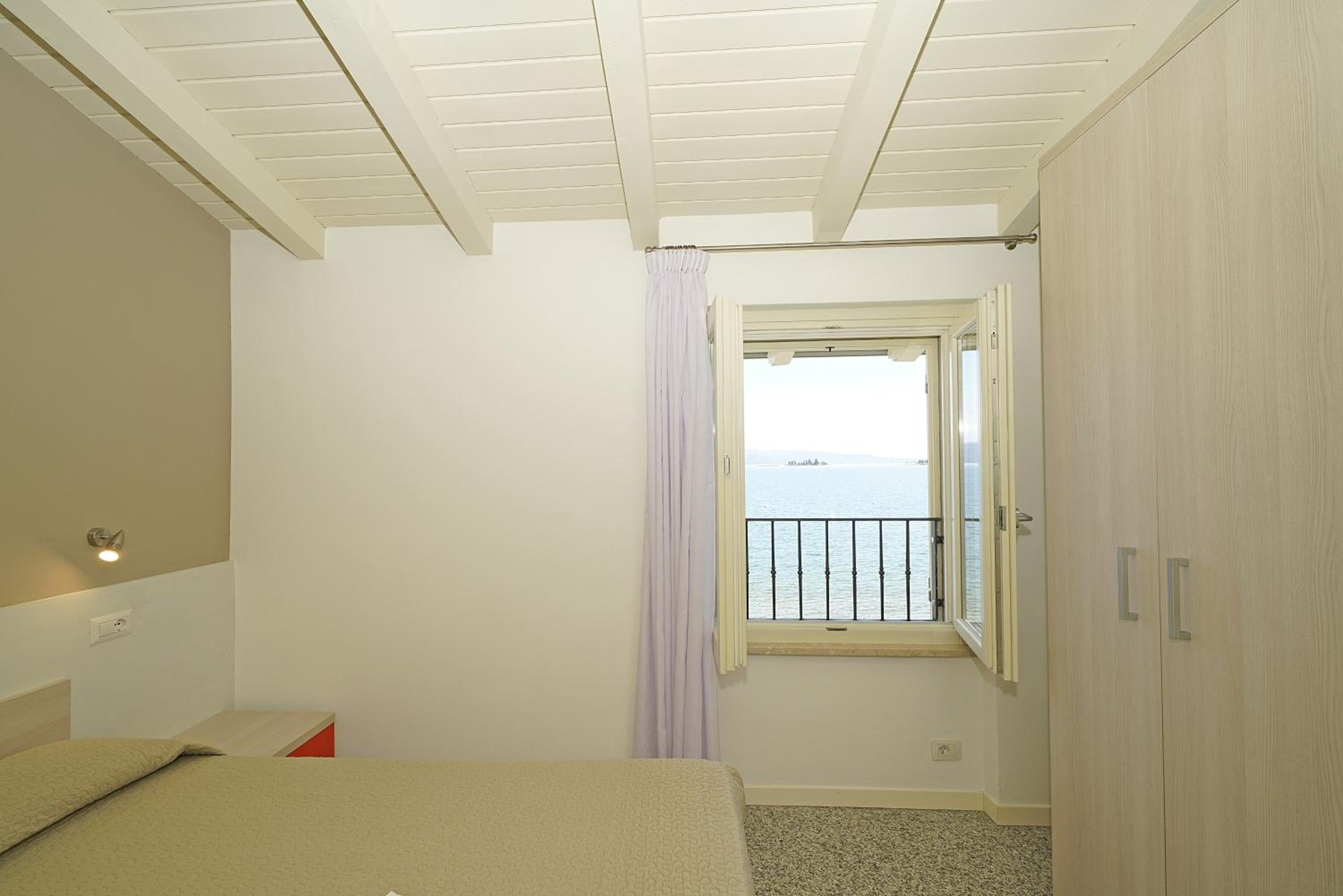Two-Bedroom Apartment with Lake View - Photo 4