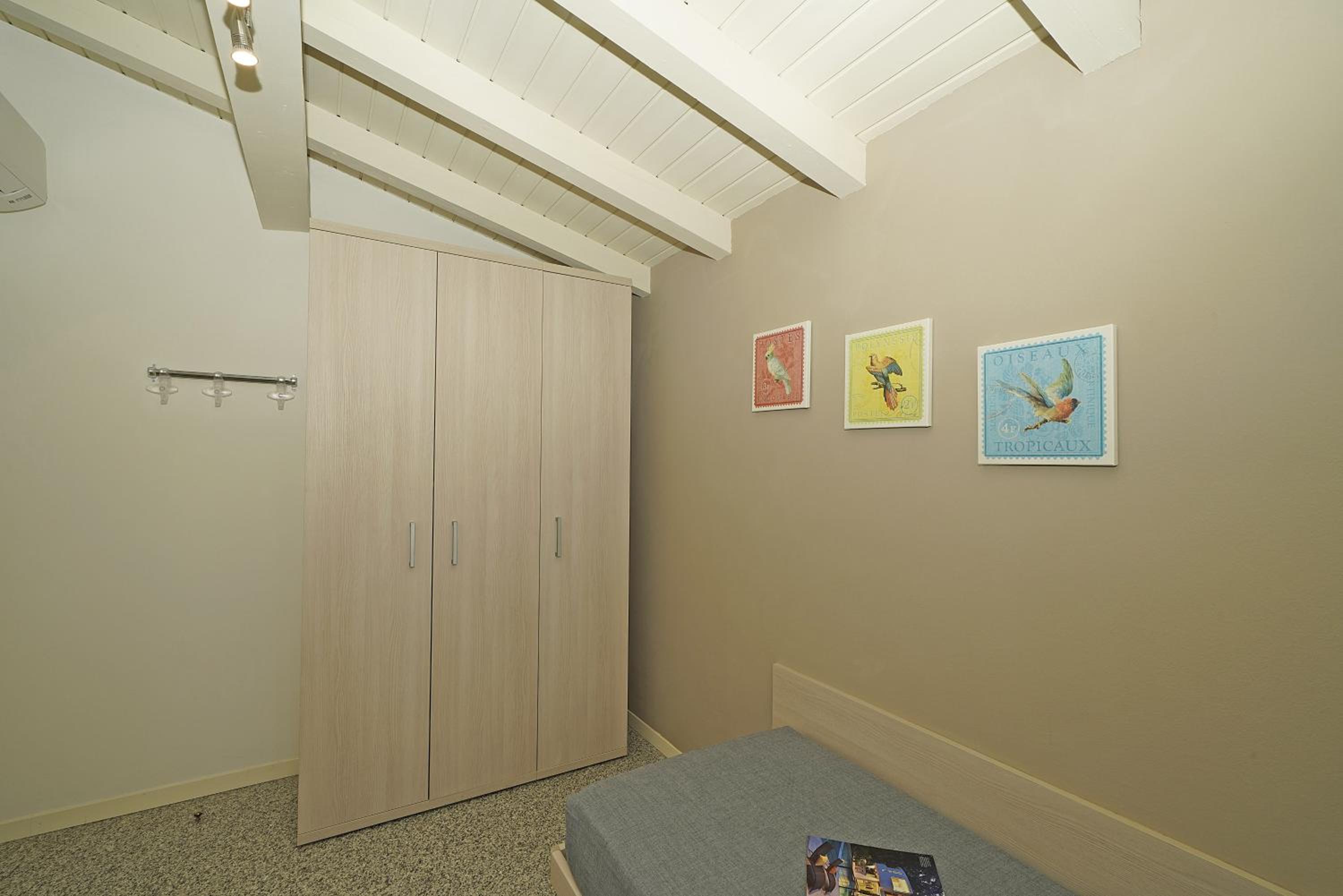 Two-Bedroom Apartment with Lake View - Photo 9