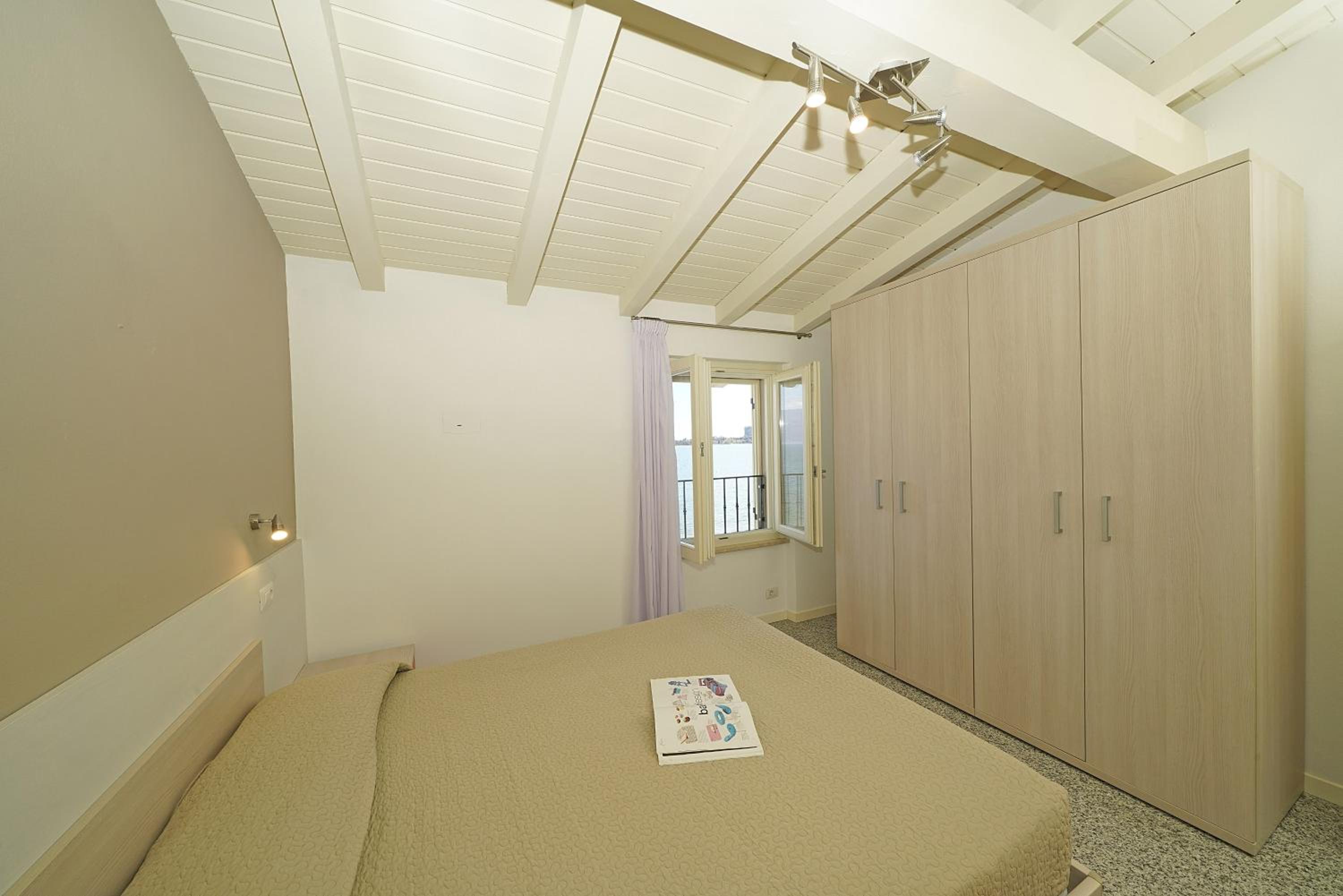 Two-Bedroom Apartment with Lake View - Photo 8