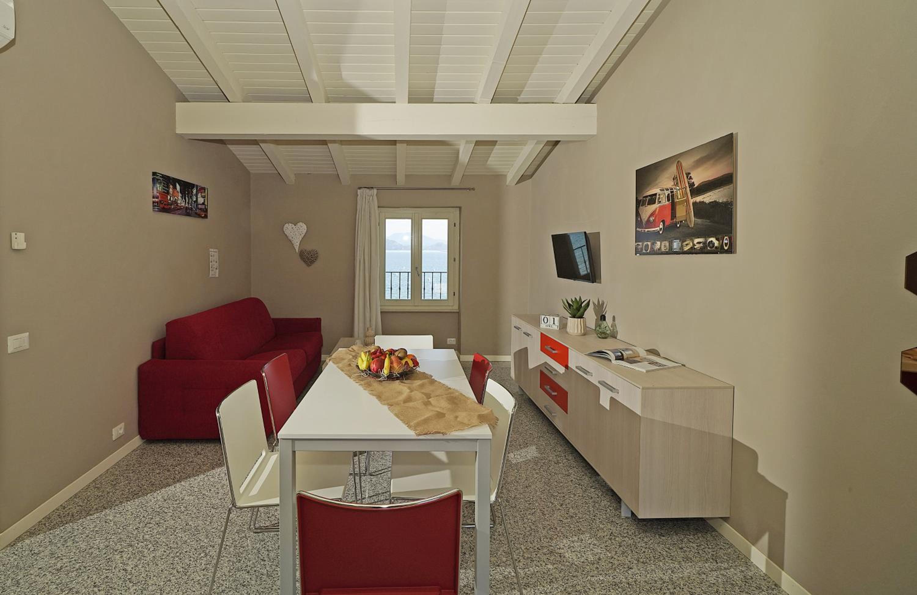 Two-Bedroom Apartment with Lake View - Photo 13