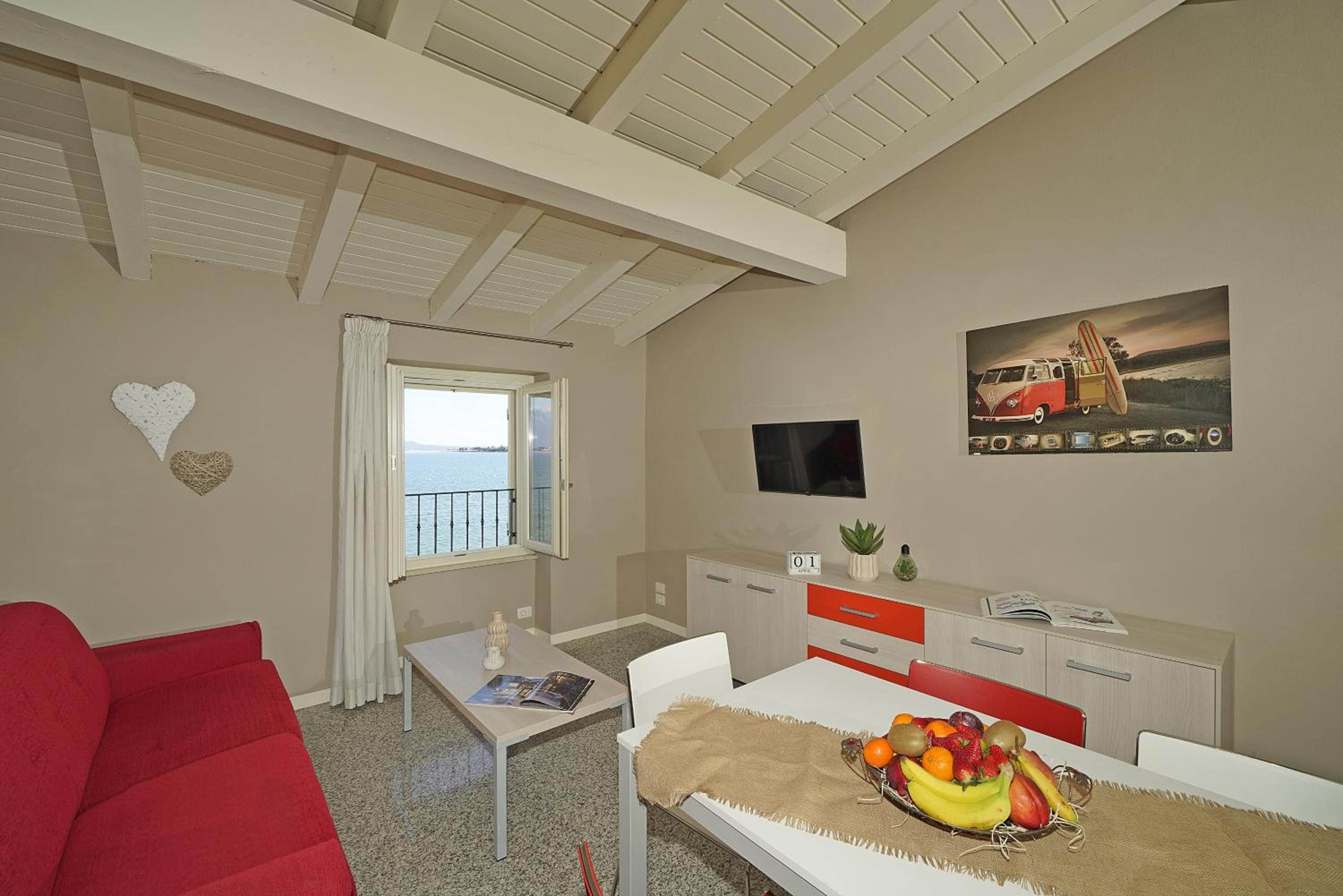 Two-Bedroom Apartment with Lake View - Photo 7