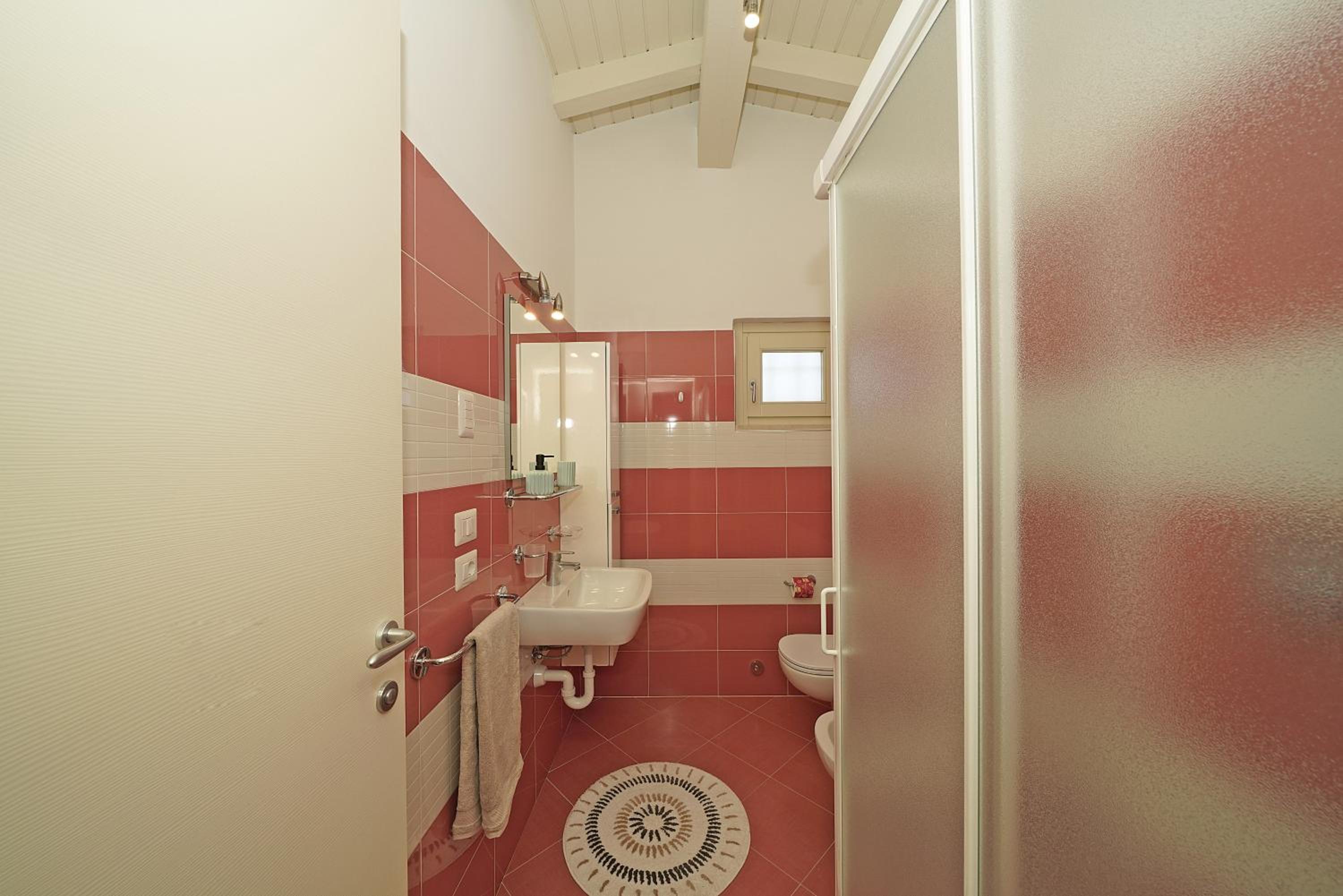 Two-Bedroom Apartment with Lake View - Photo 12