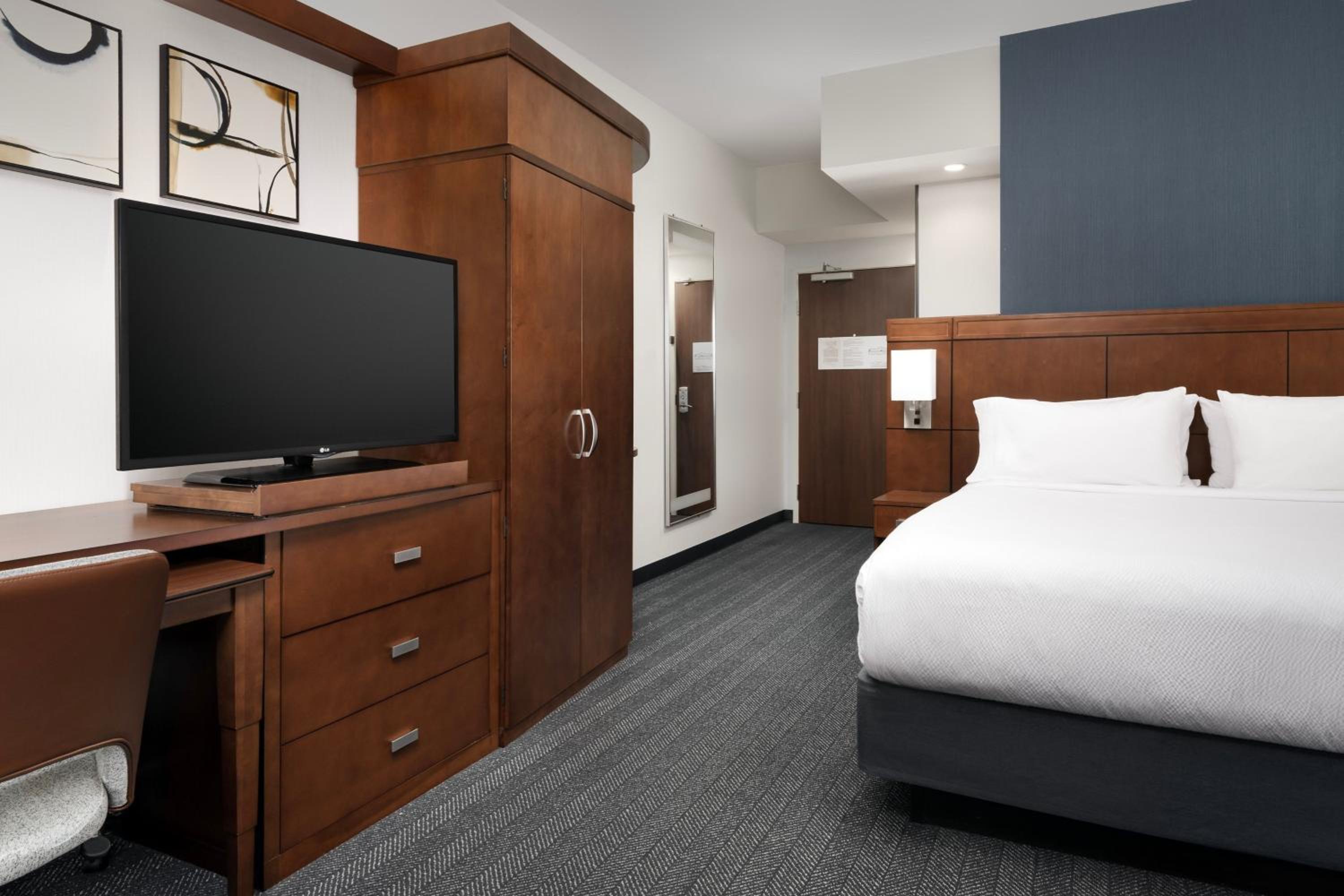 King Room with Bathtub - Mobility Access photo 3