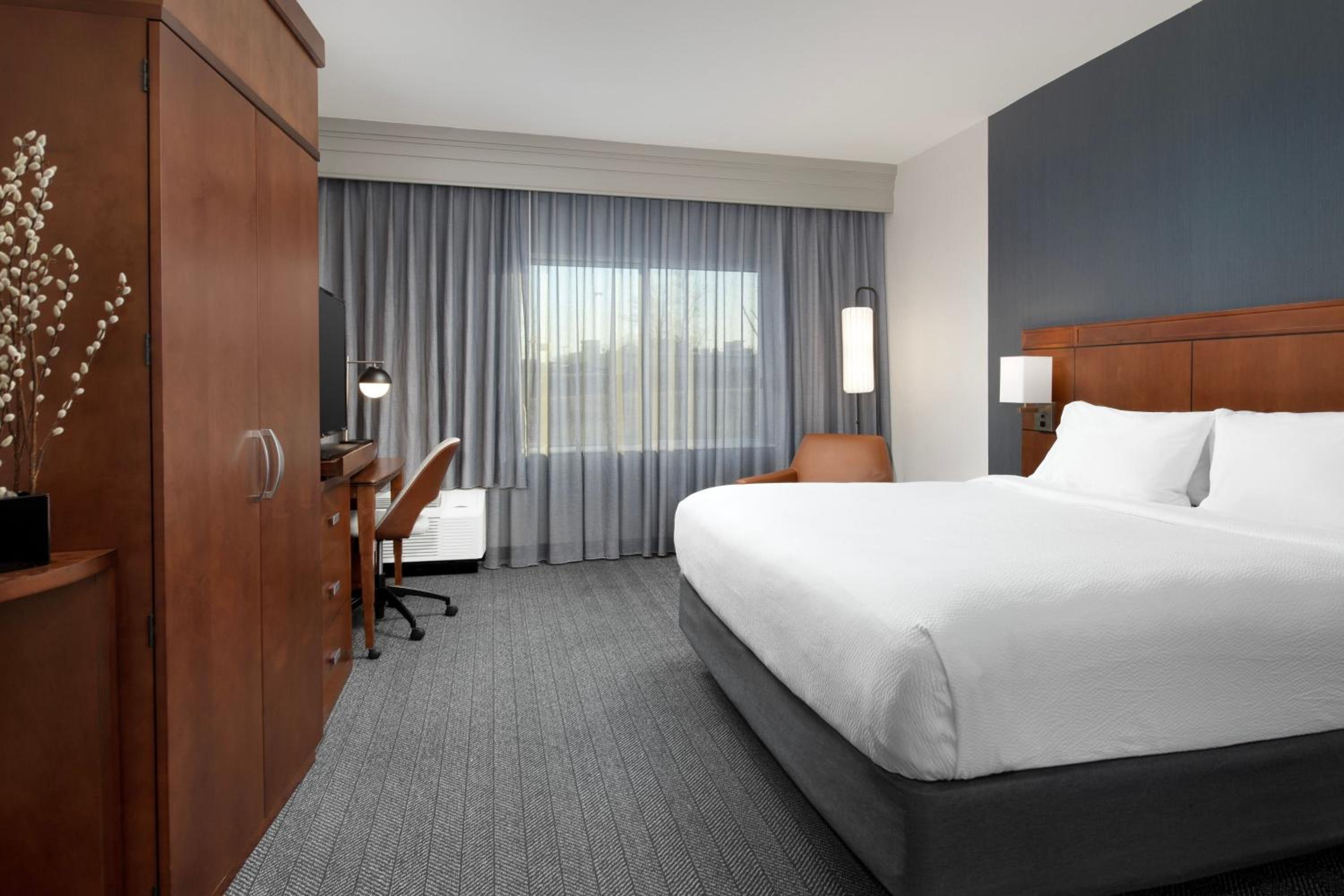 King Room with Bathtub - Mobility Access/Hearing Accessible