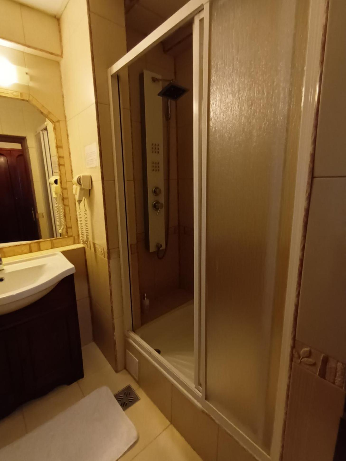 Double or Twin Room - Photo 5