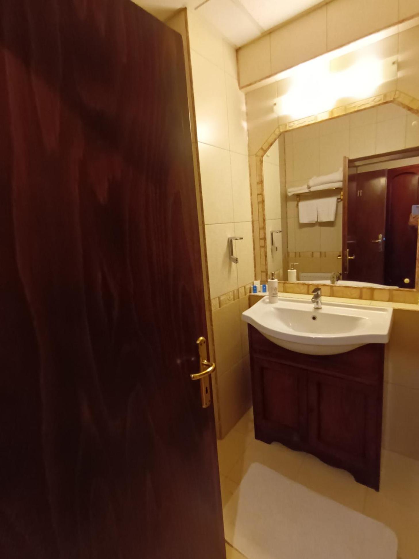 Double or Twin Room - Photo 6