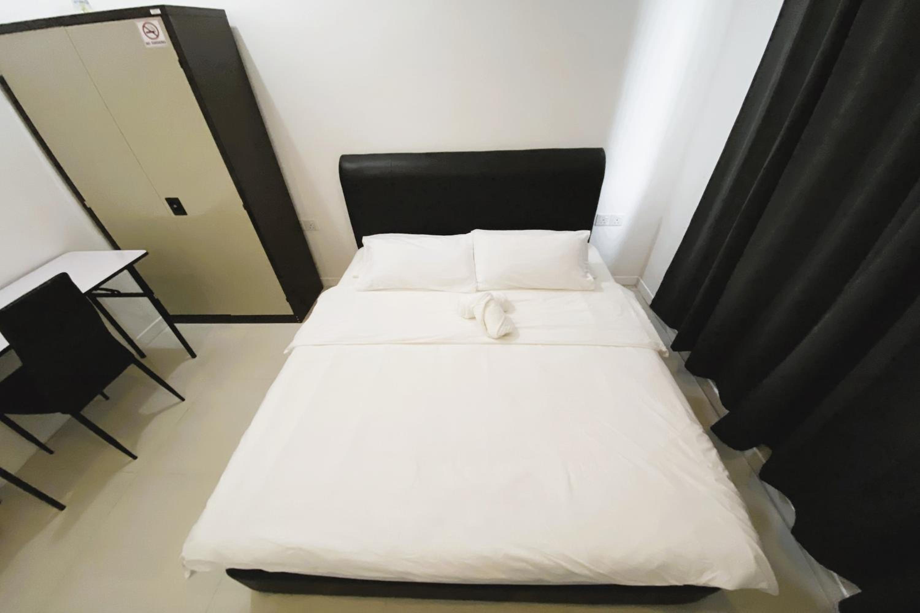 Queen Room with Shared Bathroom - Photo 2