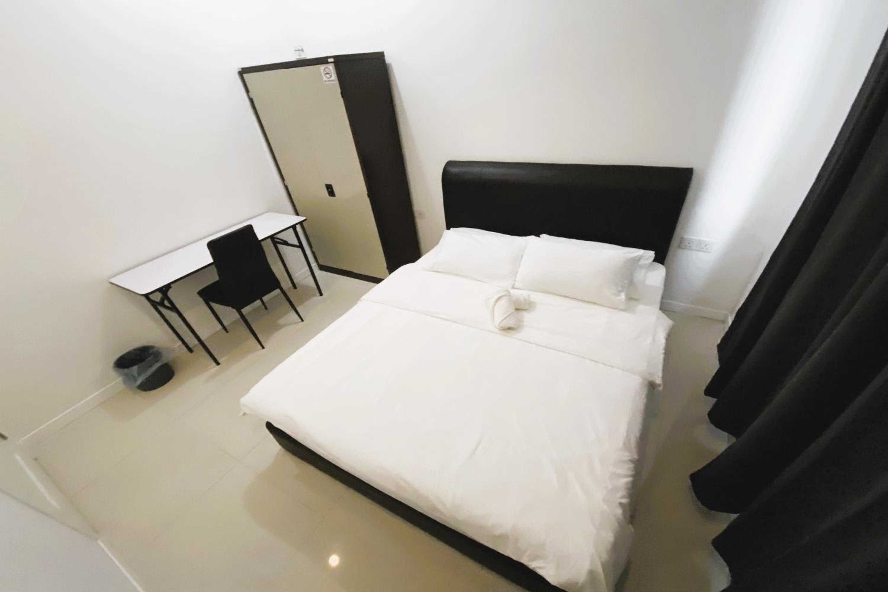 Queen Room with Shared Bathroom - Photo 3