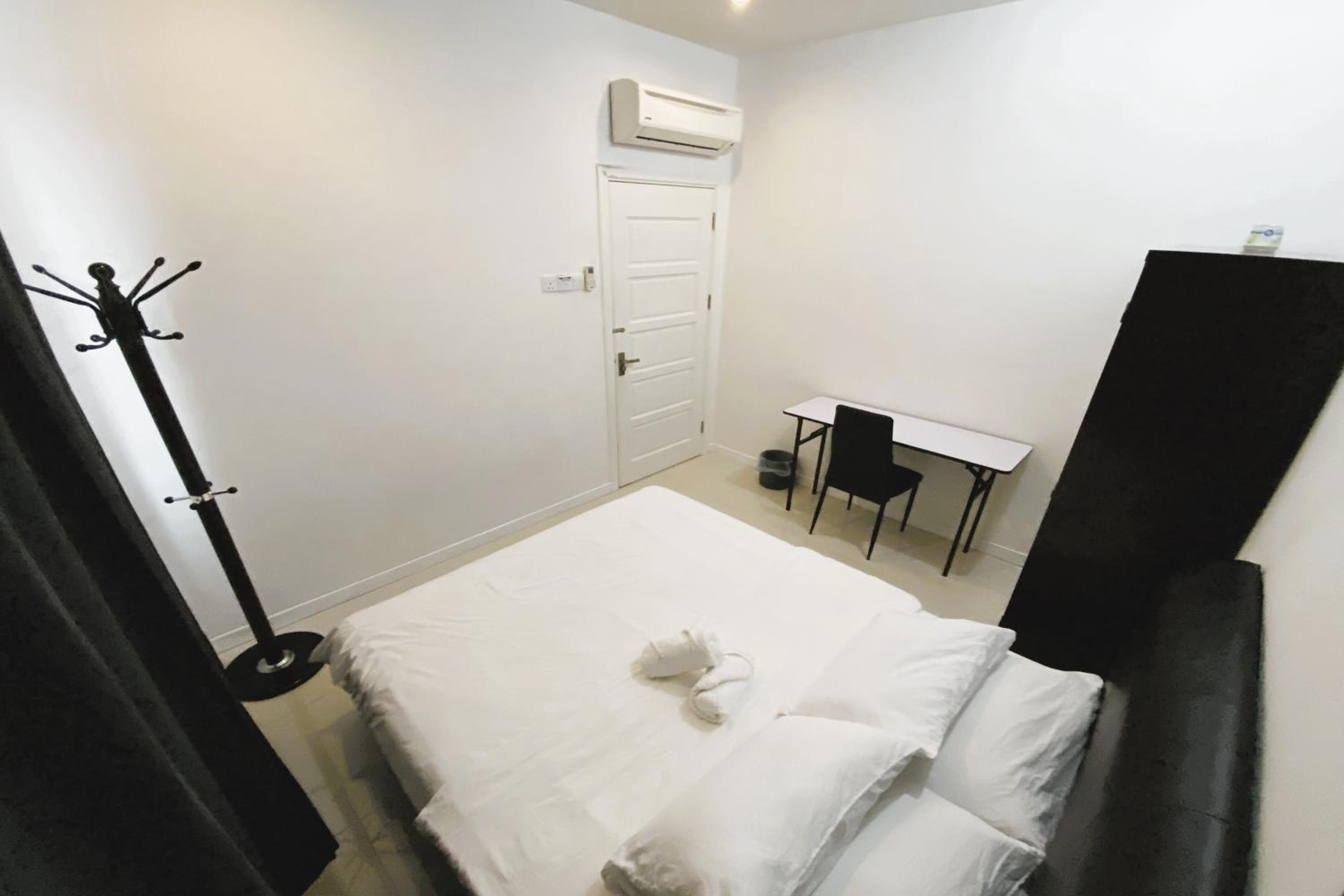Queen Room with Shared Bathroom - Photo 1
