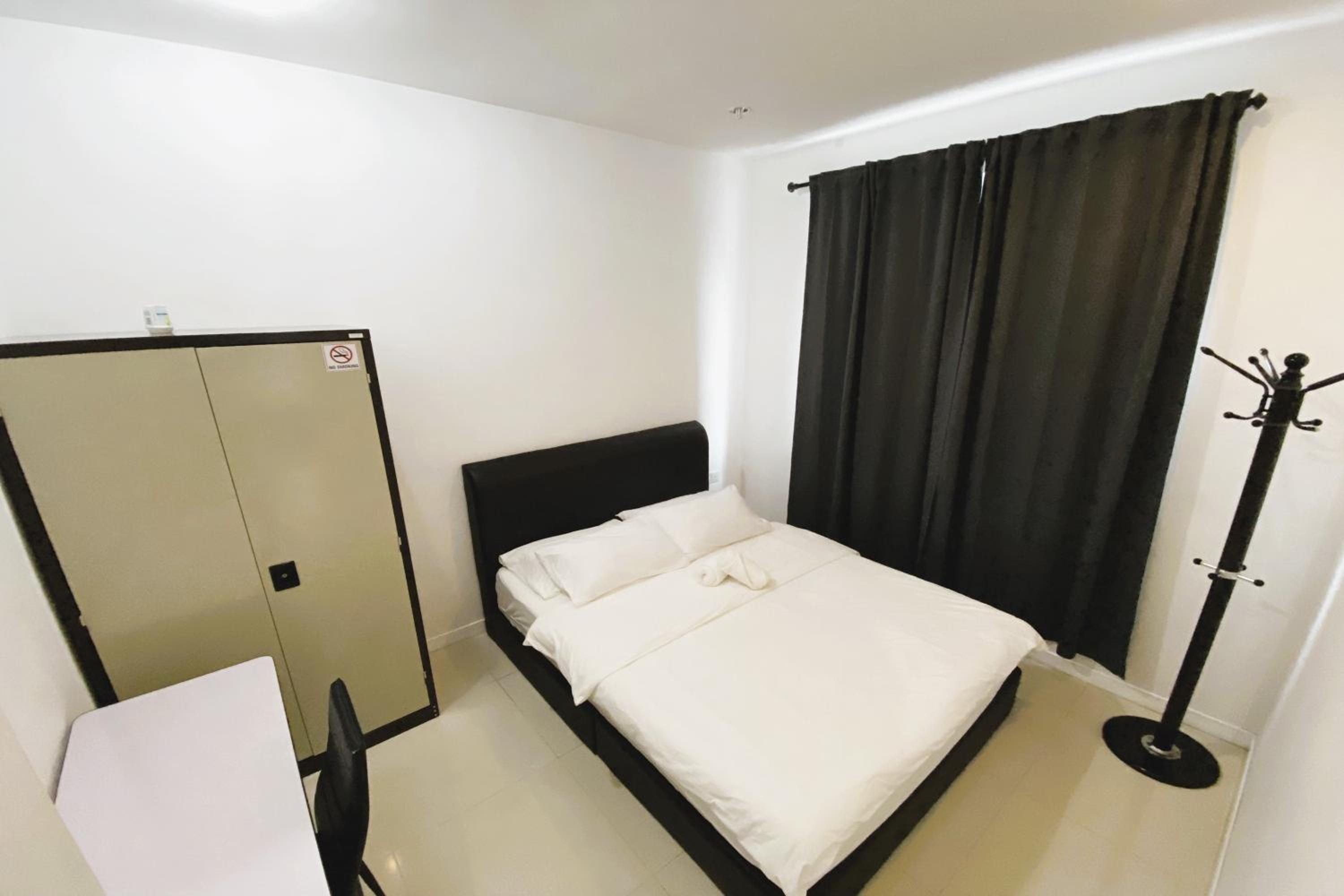Queen Room with Shared Bathroom - Photo 5