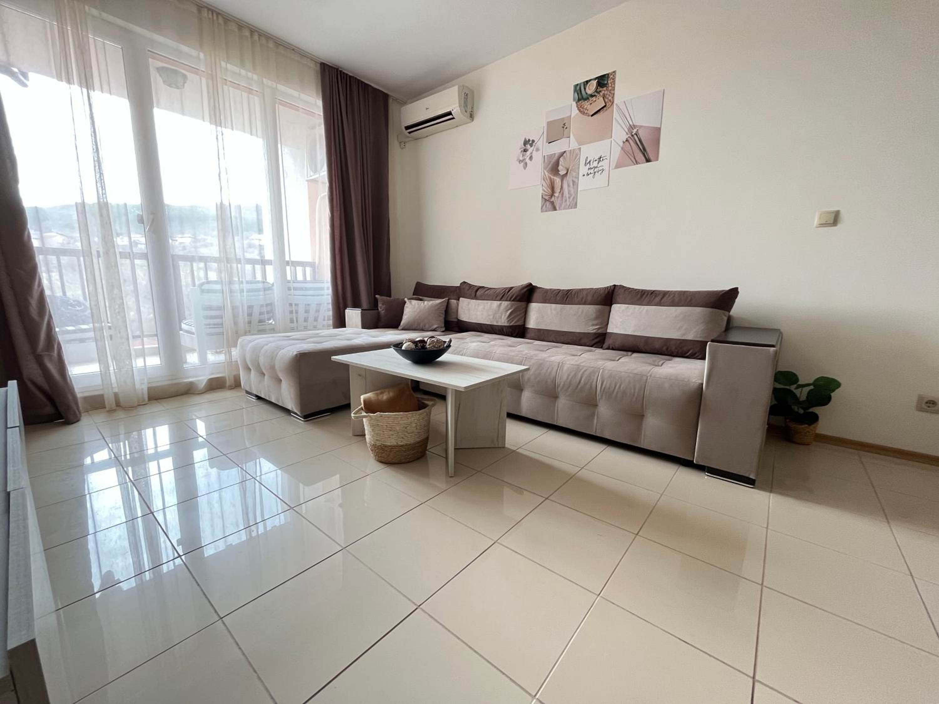 One-Bedroom Apartment photo 1