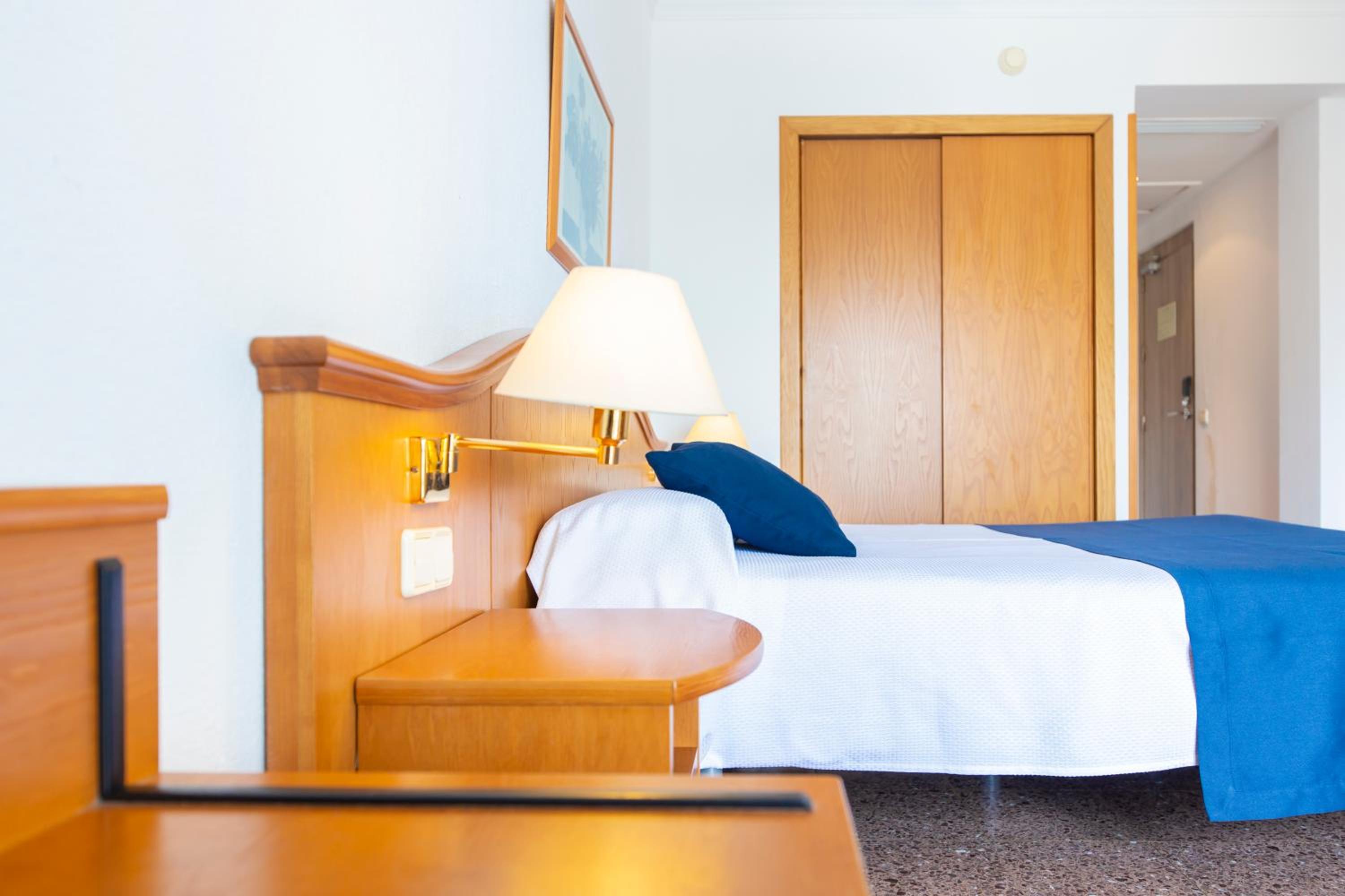 Double or Twin Room with Partial Sea View photo 3