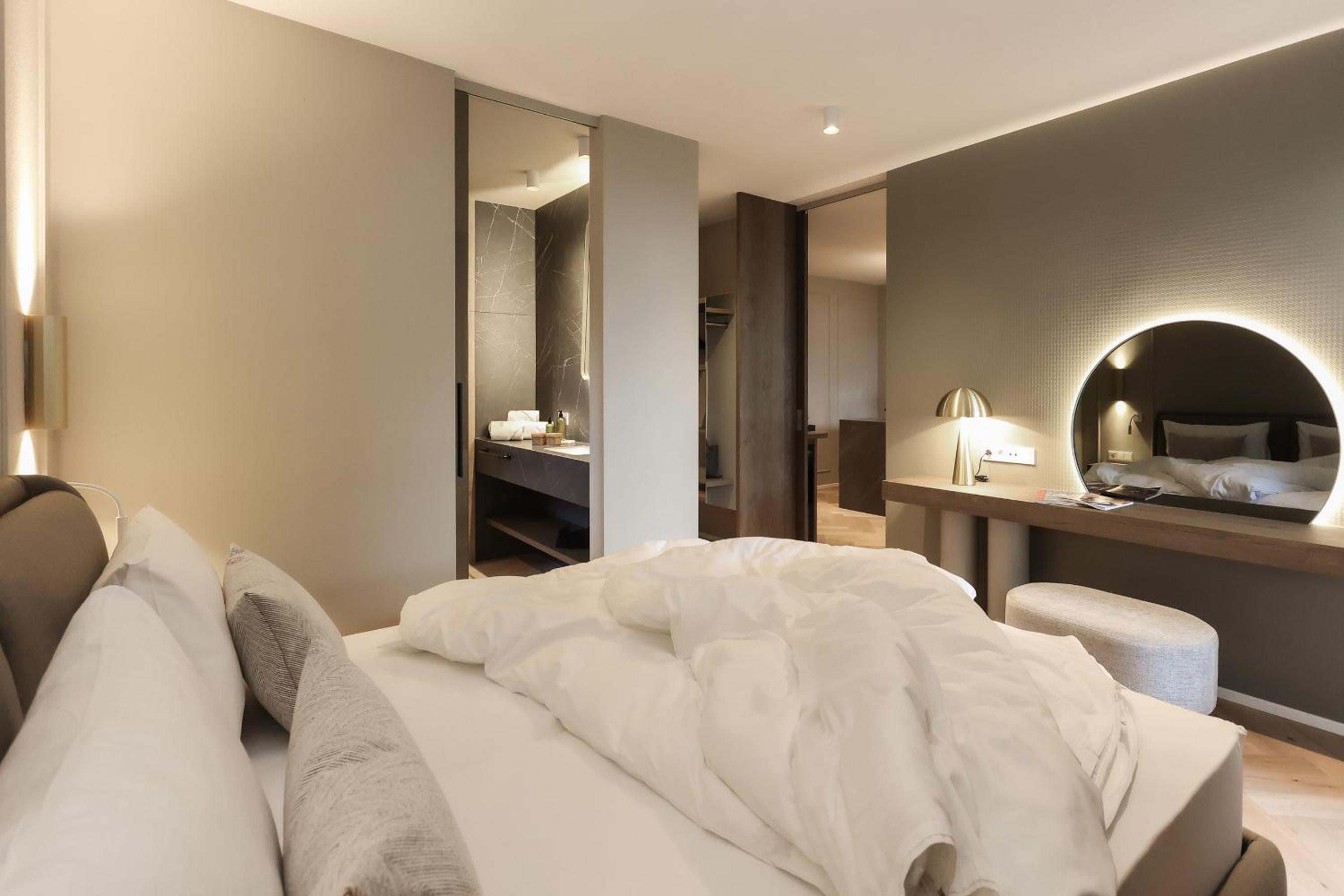 Junior Suite with Balcony - Photo 1