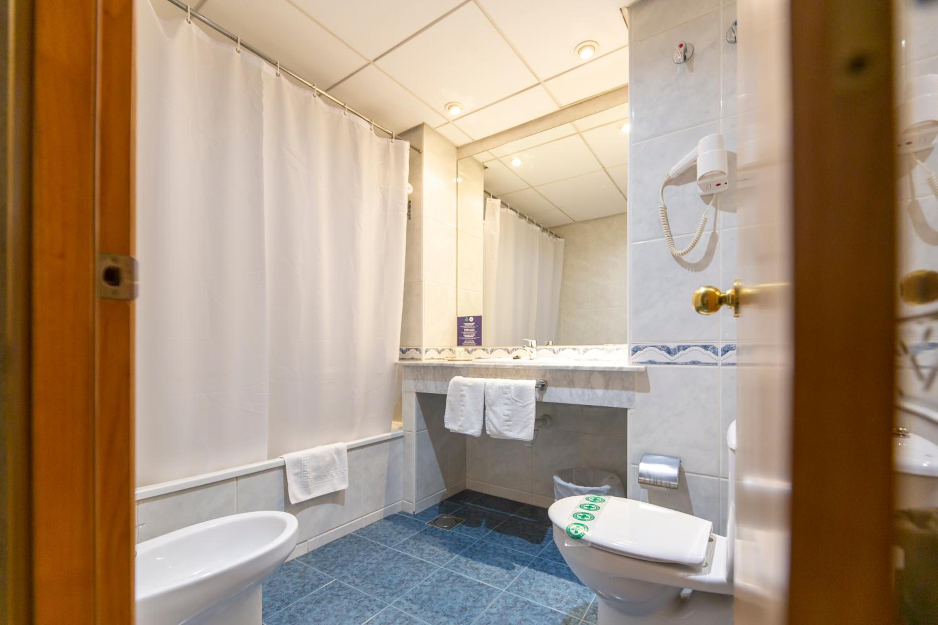 Double or Twin Room with Sea View photo 2