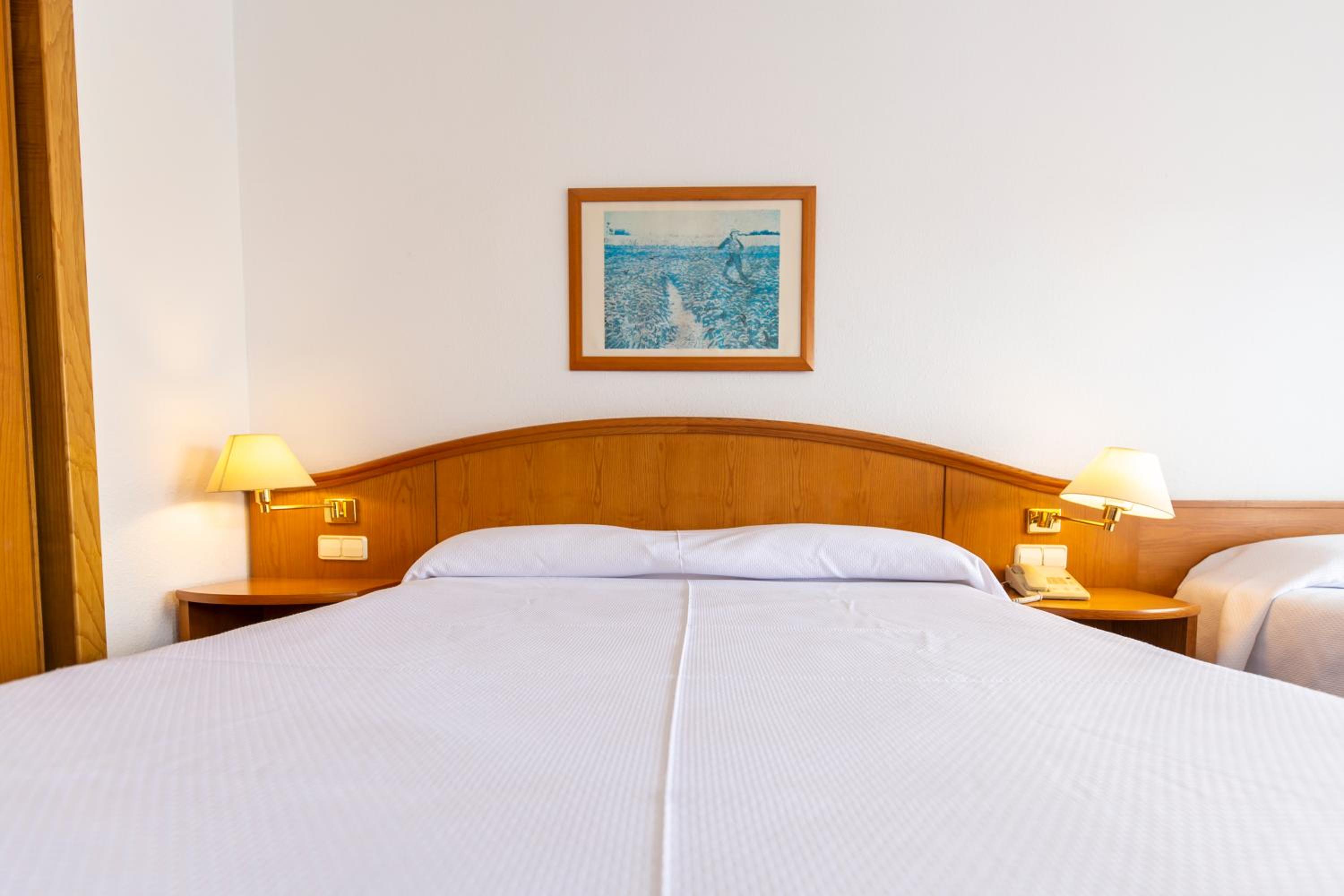 Habitación Triple con Vista Parcial al Mar
