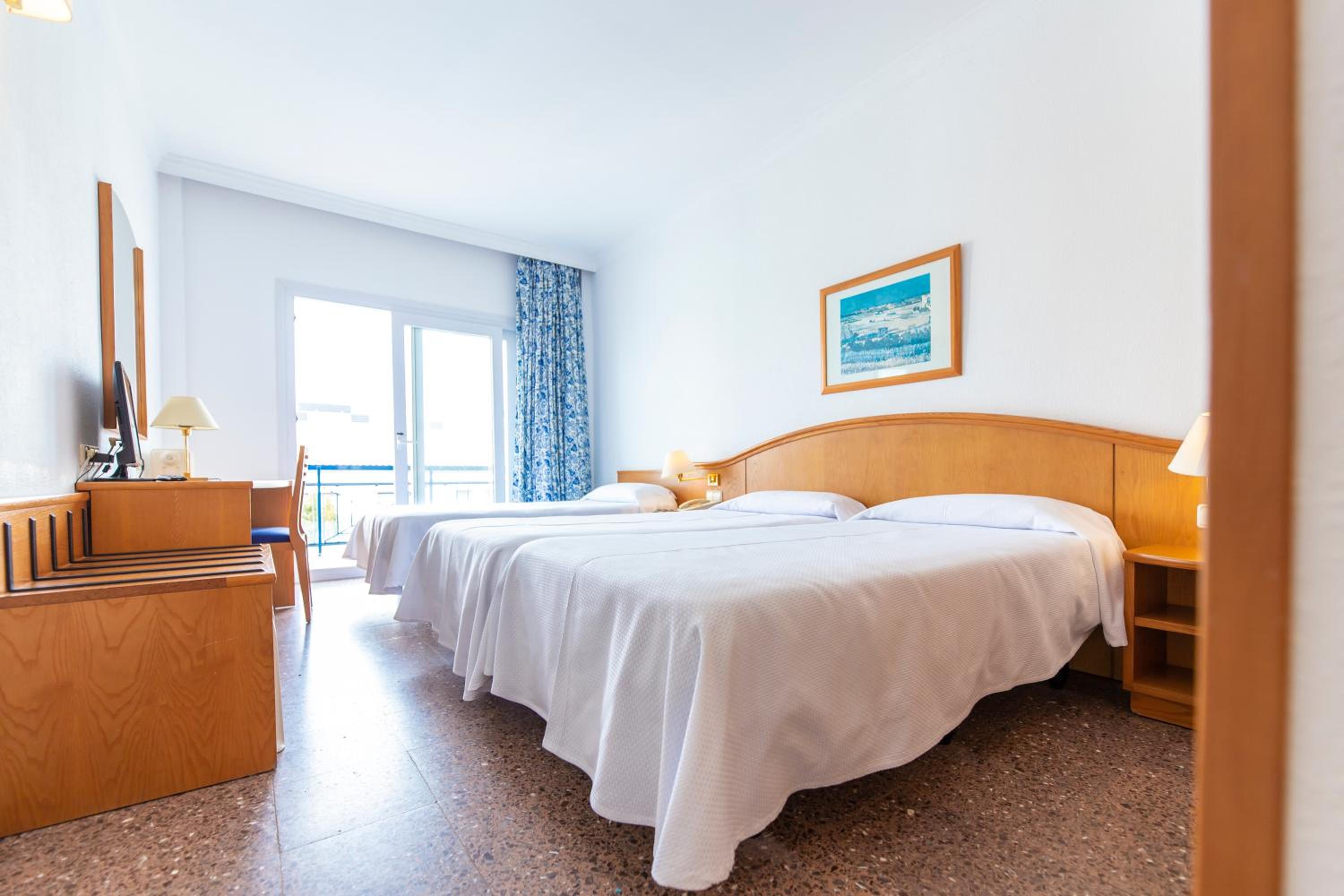 Triple Room with Partial Sea View photo 3