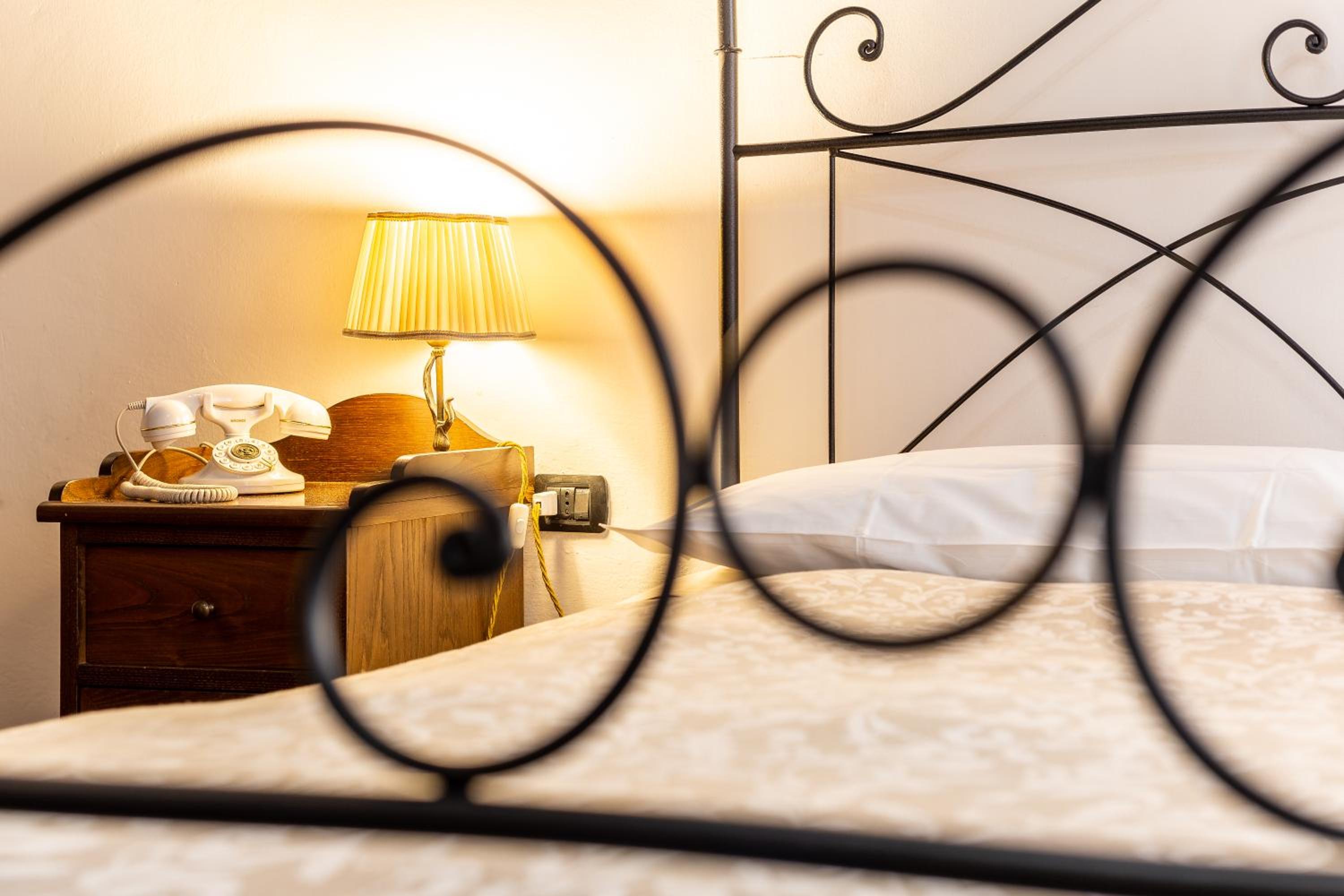 Deluxe Double Room with Balcony photo 3
