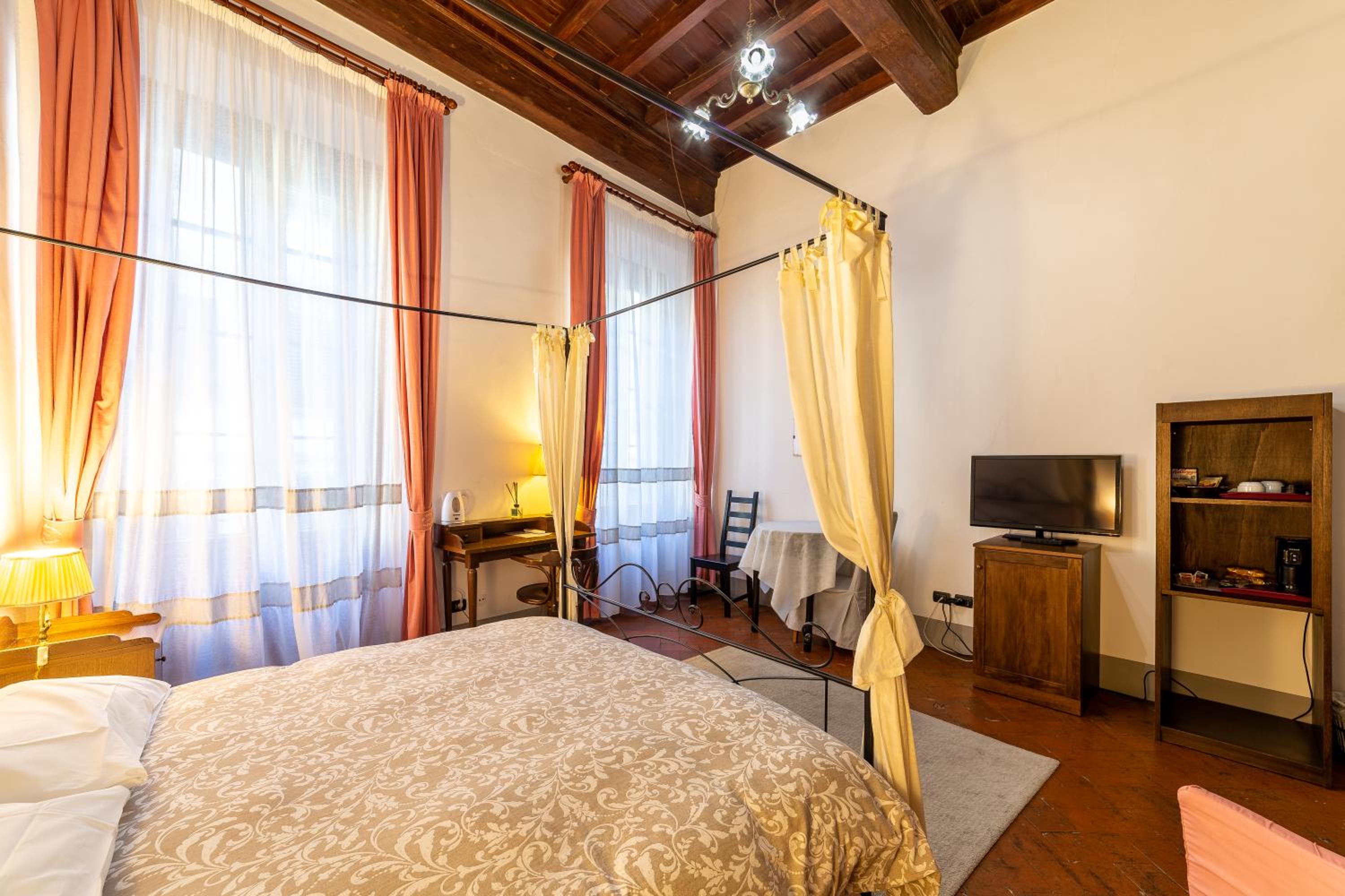 Deluxe Double Room with Balcony photo 1