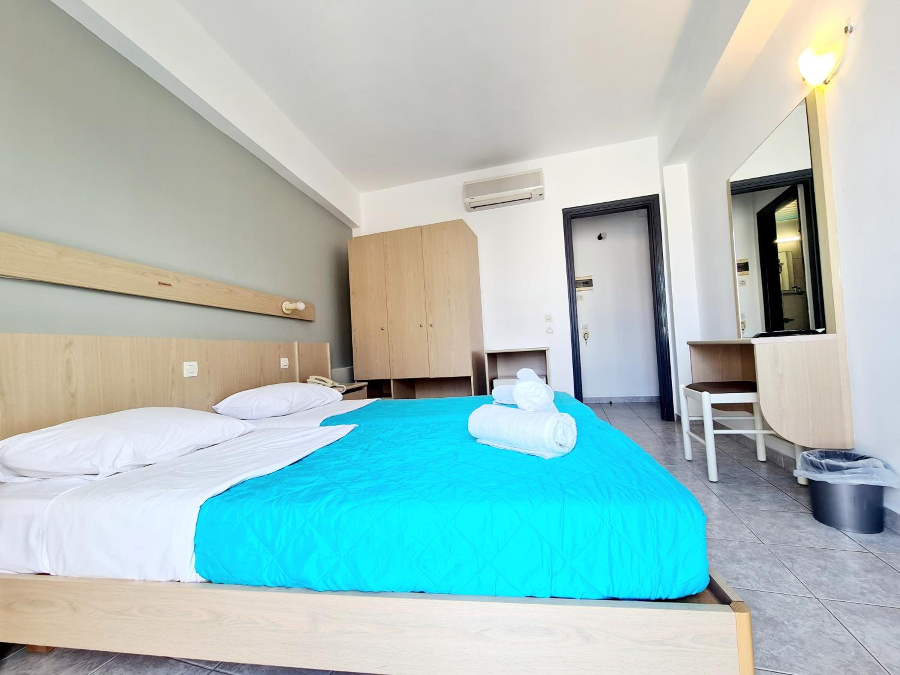 Standard Double or Twin Room with Balcony - Photo 4