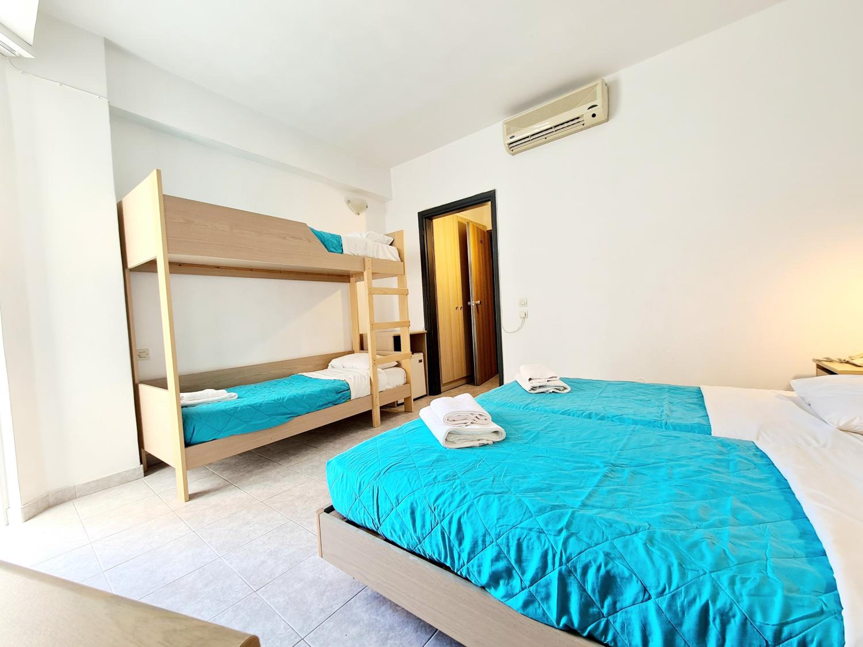 Quadruple Room with Private Bathroom - Photo 1