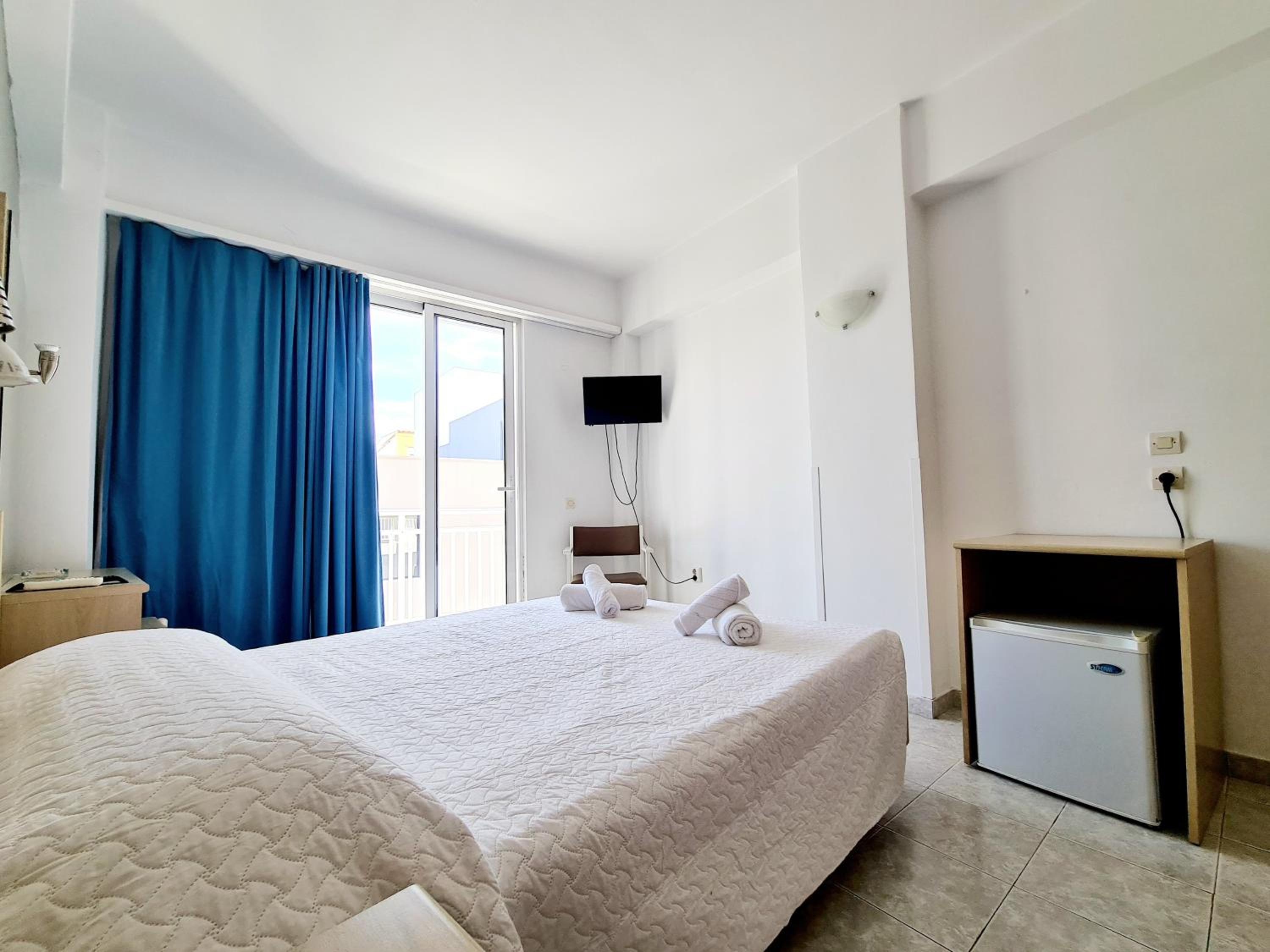 Standard Double or Twin Room with Balcony - Photo 8