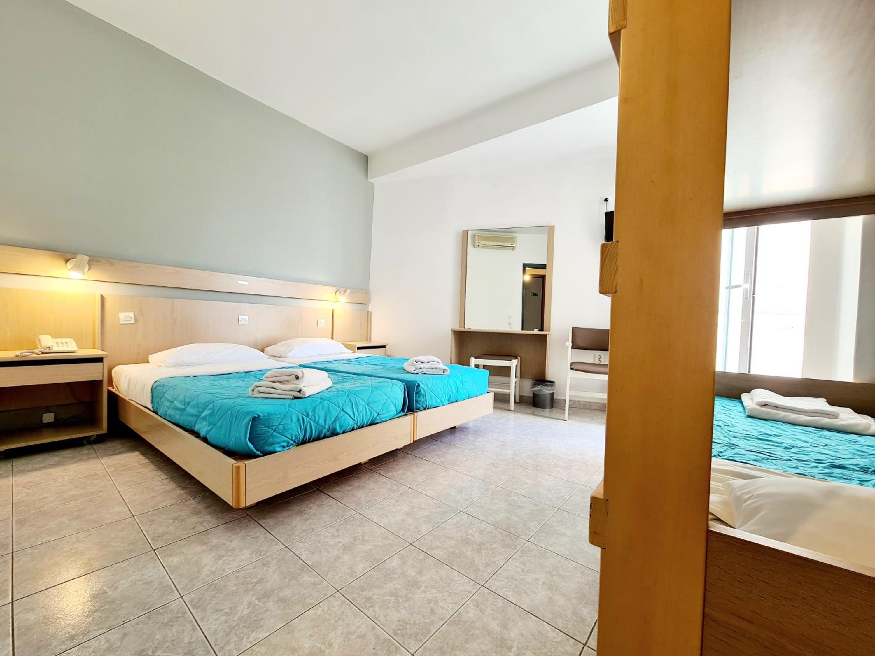Quadruple Room with Private Bathroom - Photo 2