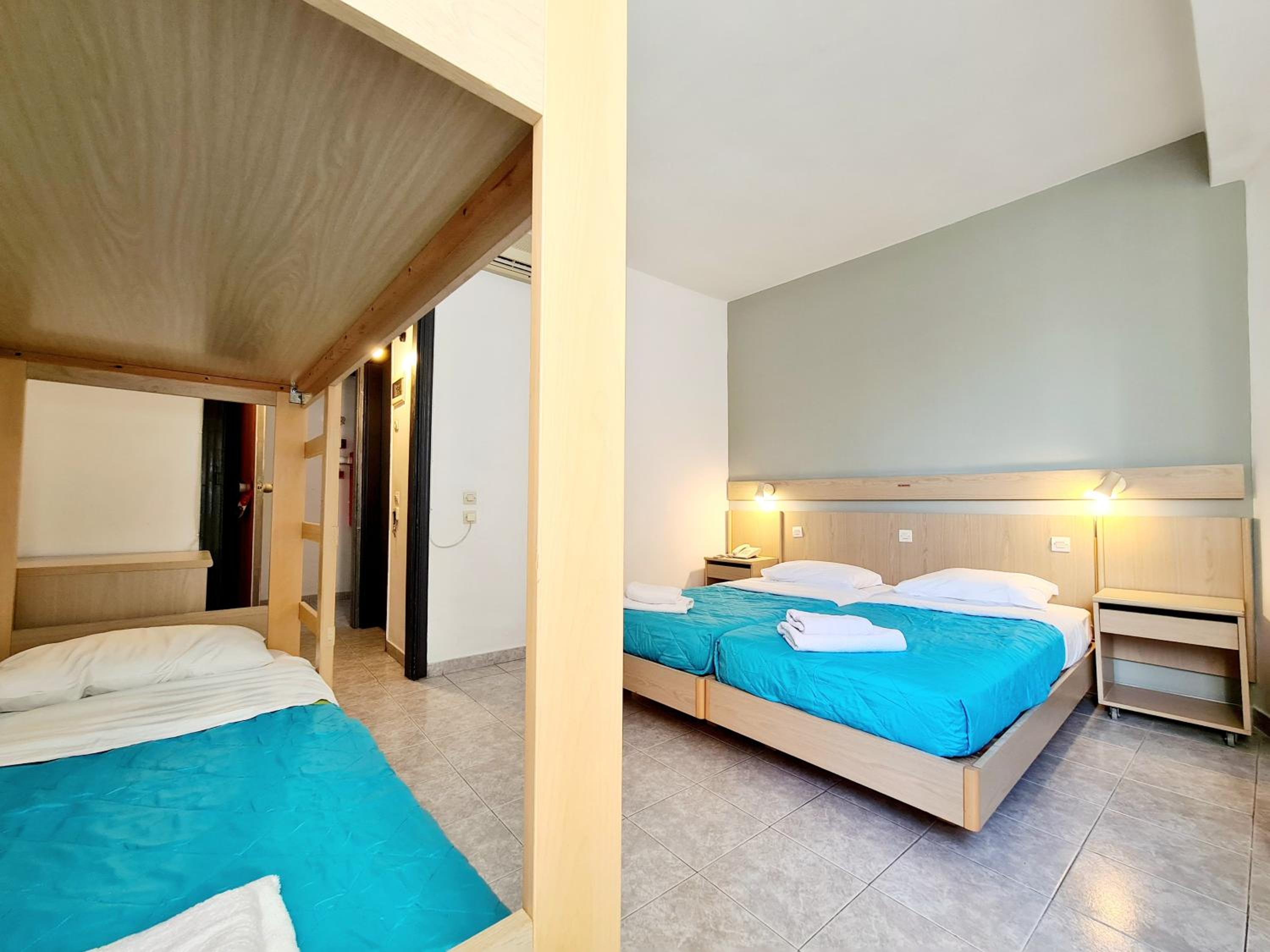 Quadruple Room with Private Bathroom - Photo 3