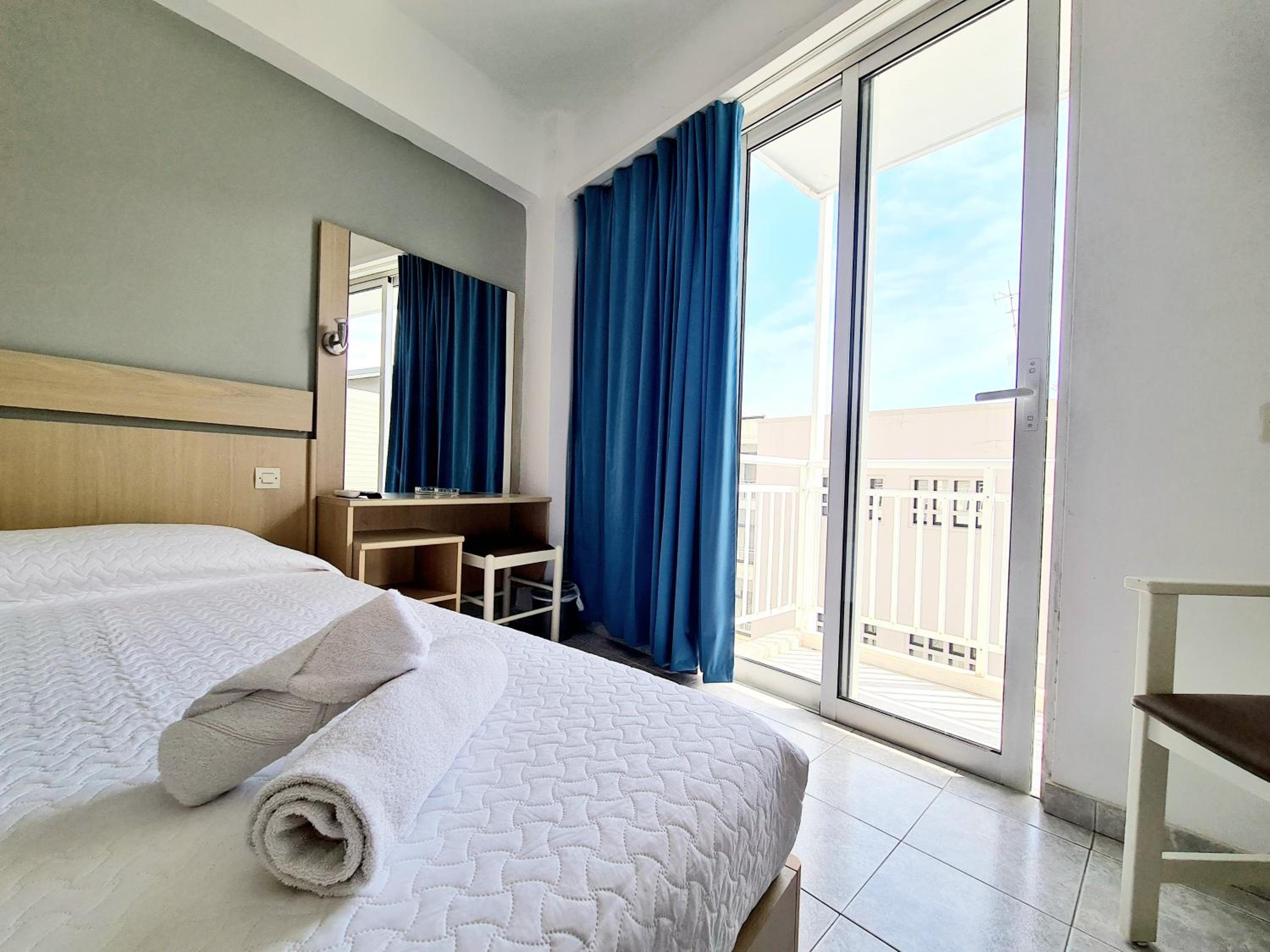 Standard Double or Twin Room with Balcony - Photo 12