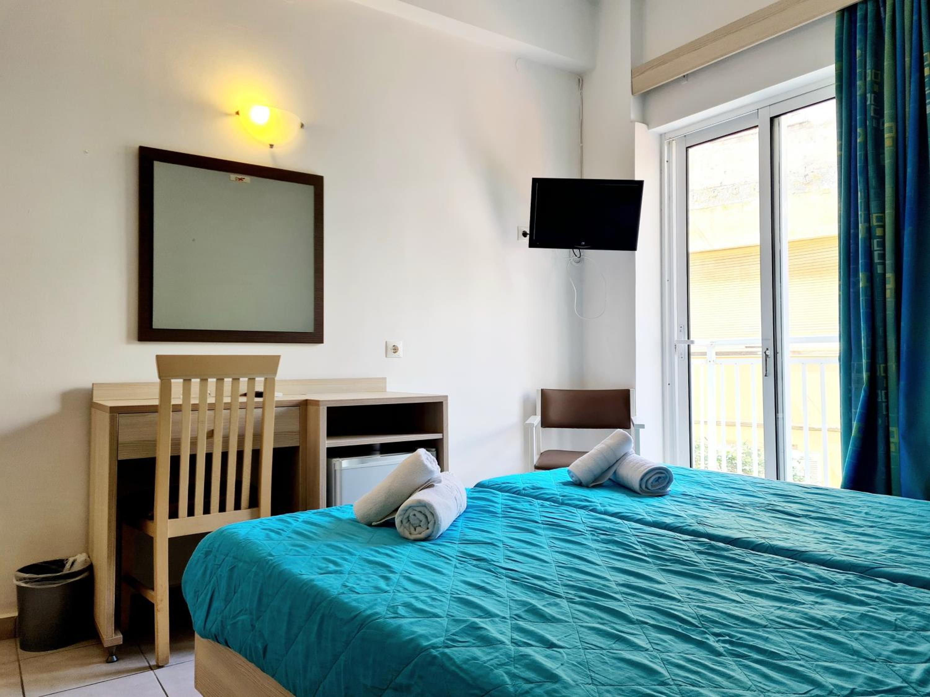 Standard Double or Twin Room with Balcony - Photo 17