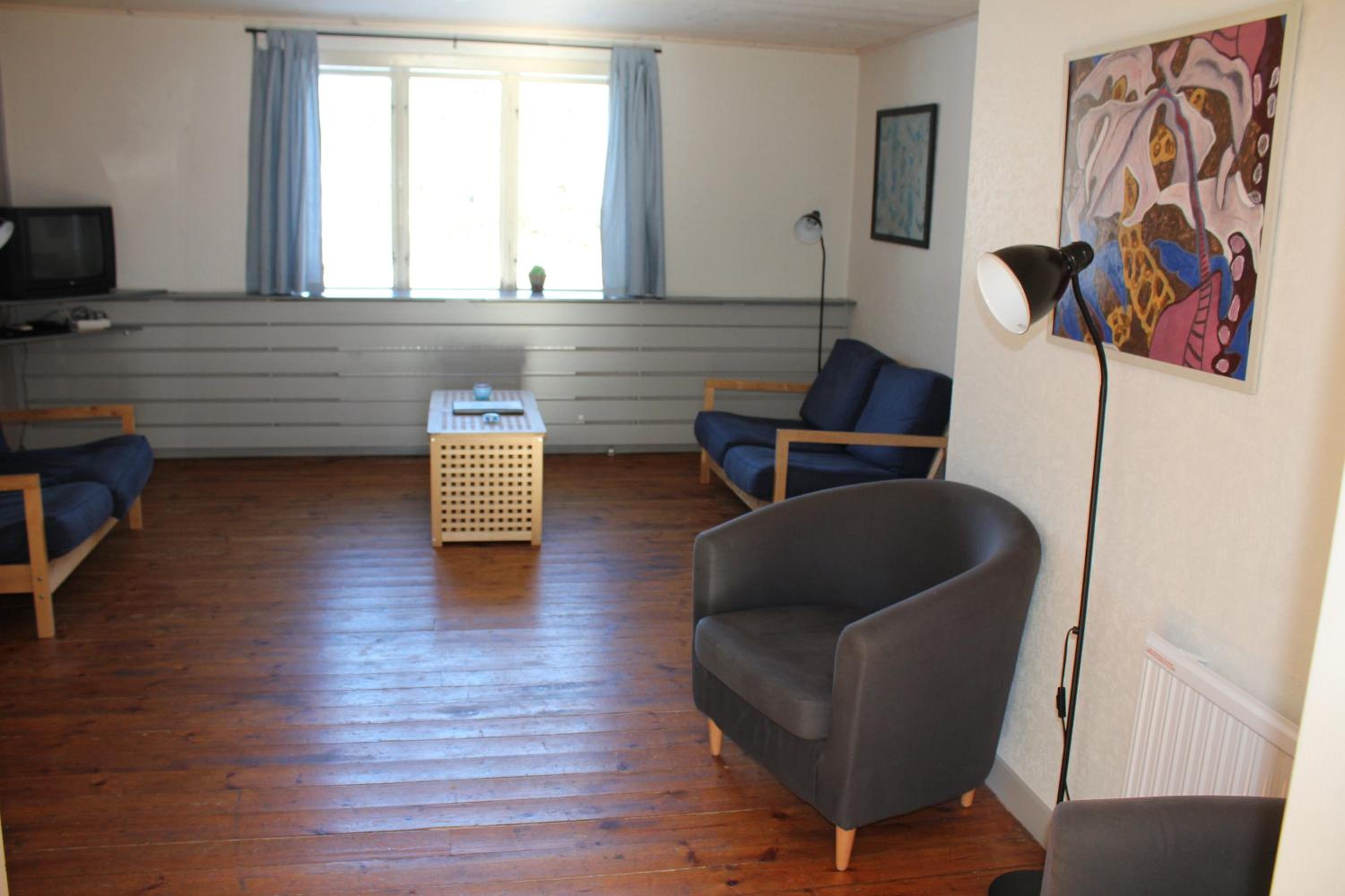 Two-Bedroom Apartment (8 Adults) - Photo 16