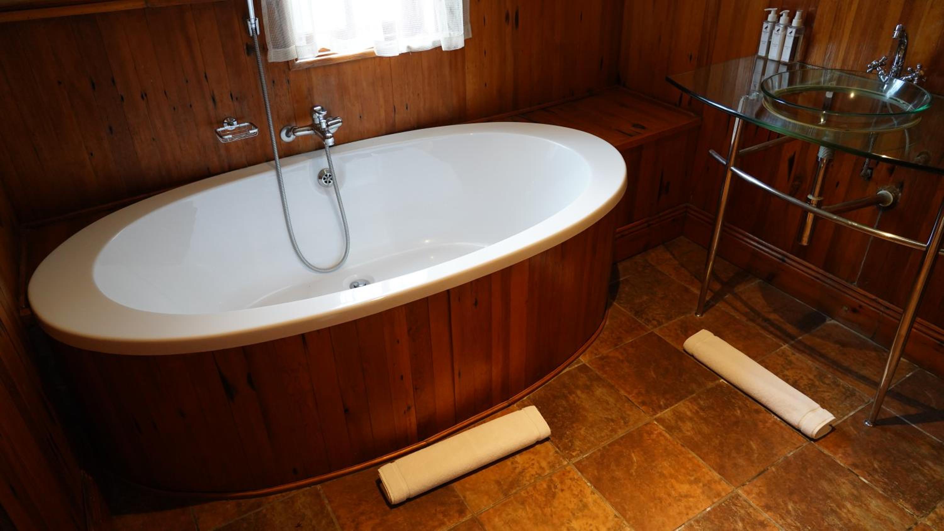Deluxe King Room - Photo 10
