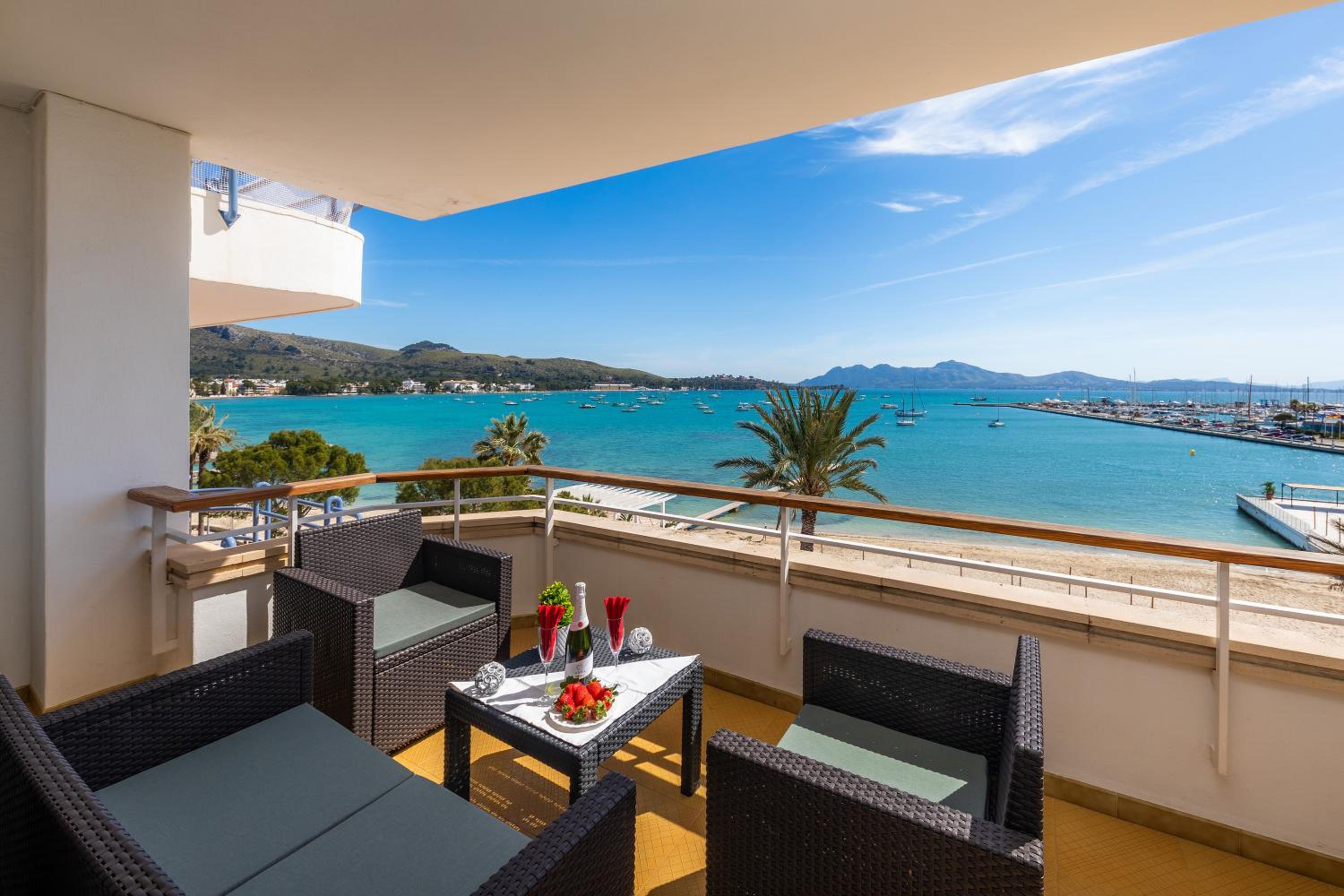 Three-Bedroom Premium Apartment with Balcony photo 2