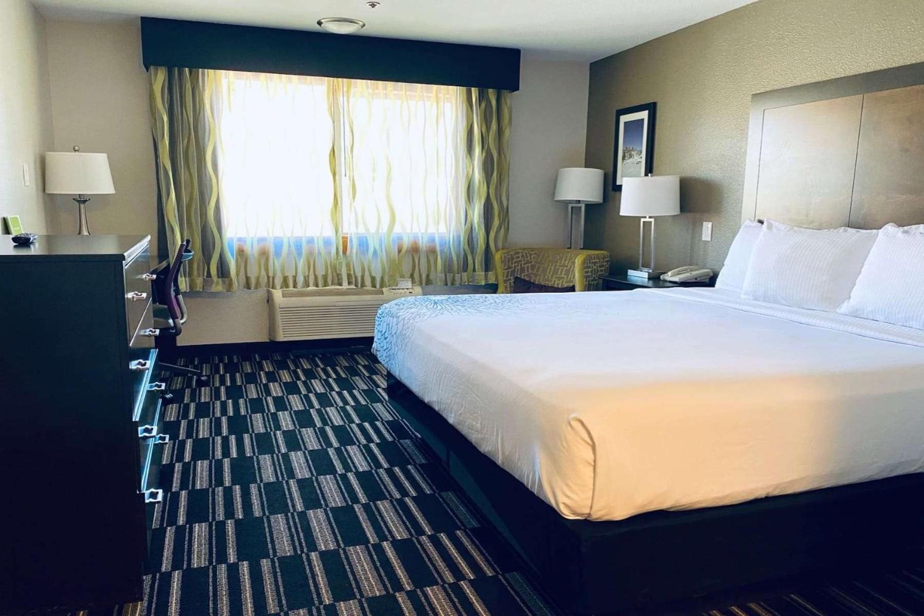 King Room with Walk-in Shower - Mobility Accessible/Non-Smoking - Photo 1