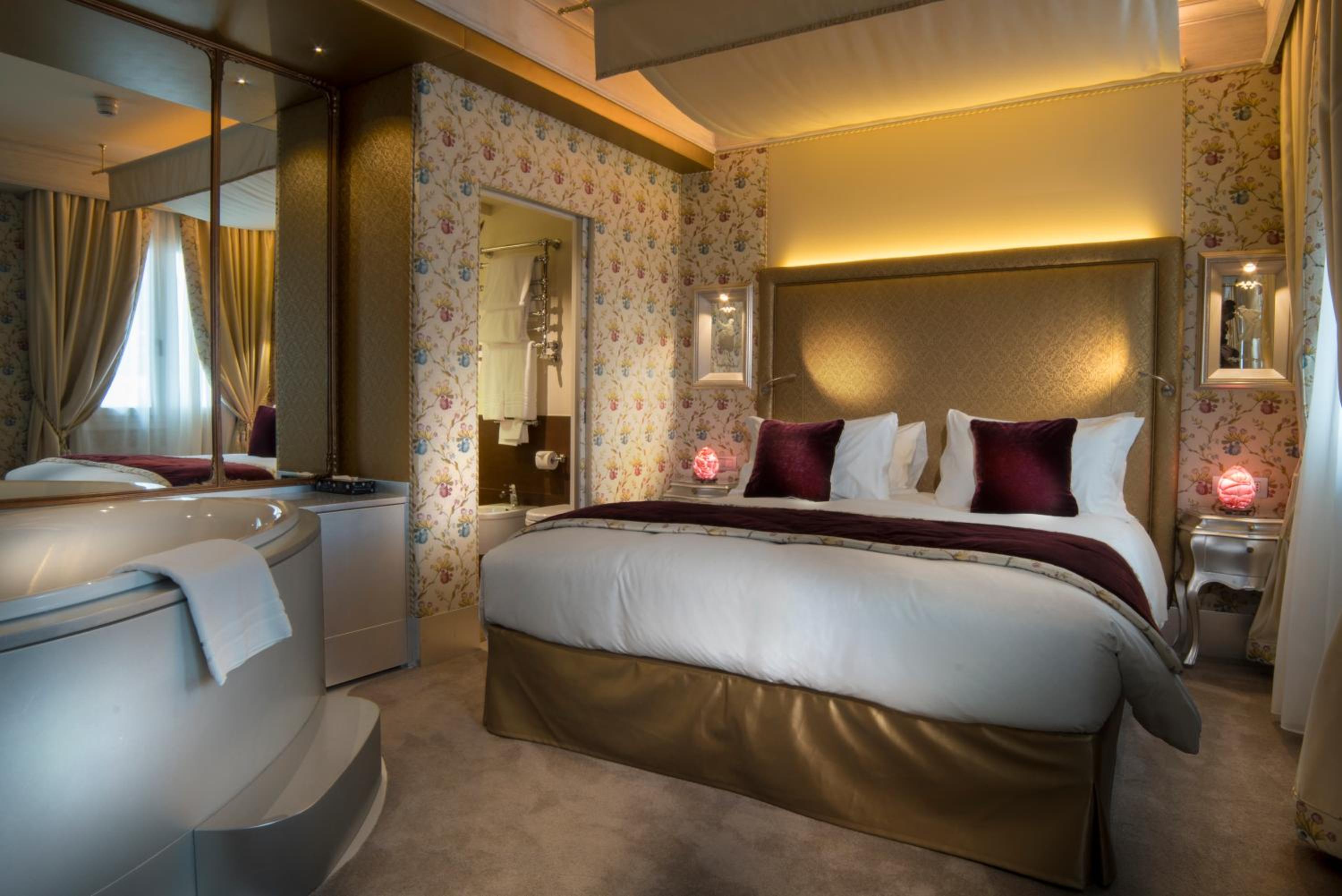 Deluxe Suite with Canal View